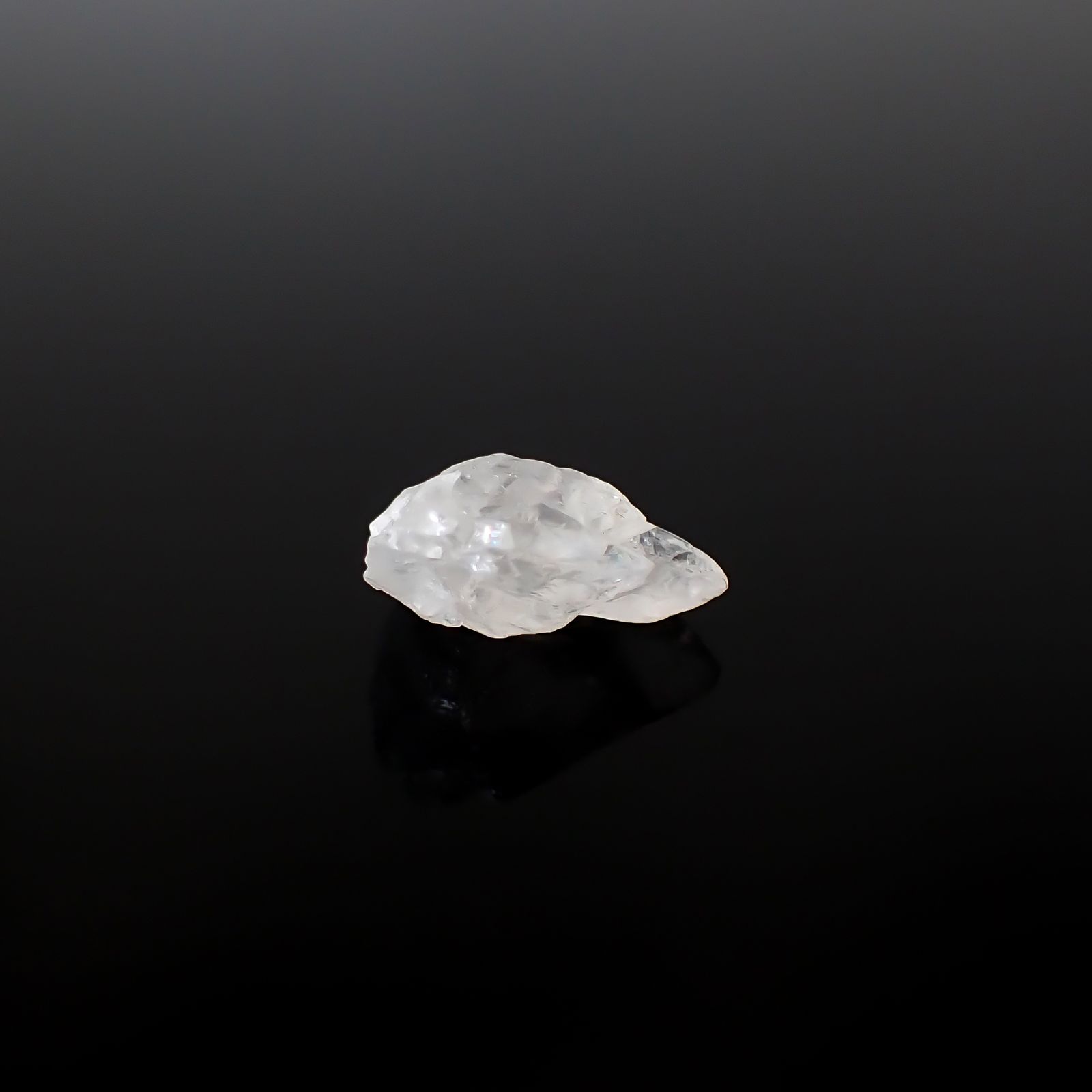 フェナカイト原石 ロシア産 3.79ct / 13.4x9.8mm前後 [260532179]