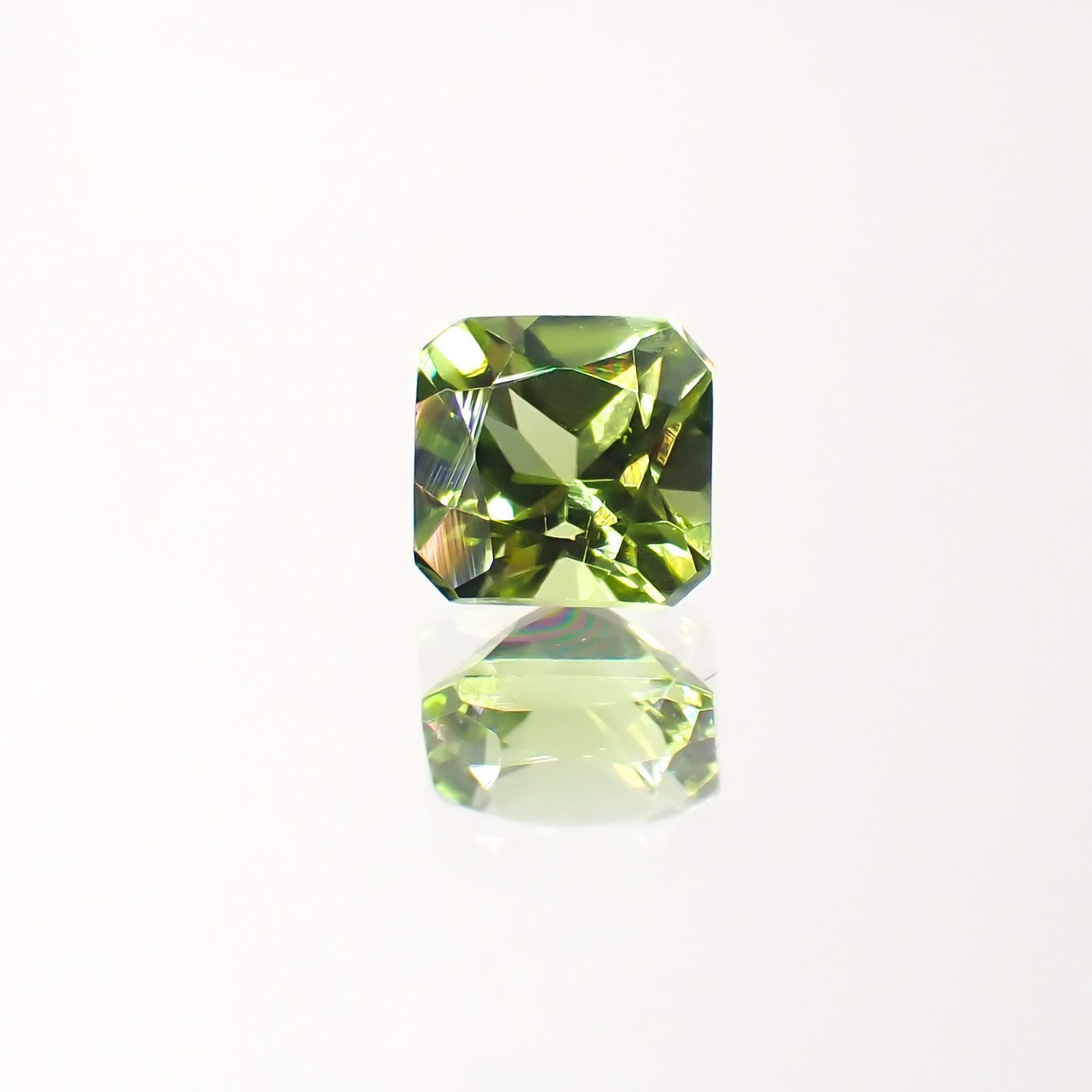 ◇アッシャーカット◇ペリドット(宝石名ペリドット) パキスタン産 0.76ct 識別済[211013489]5.1×5mm前後