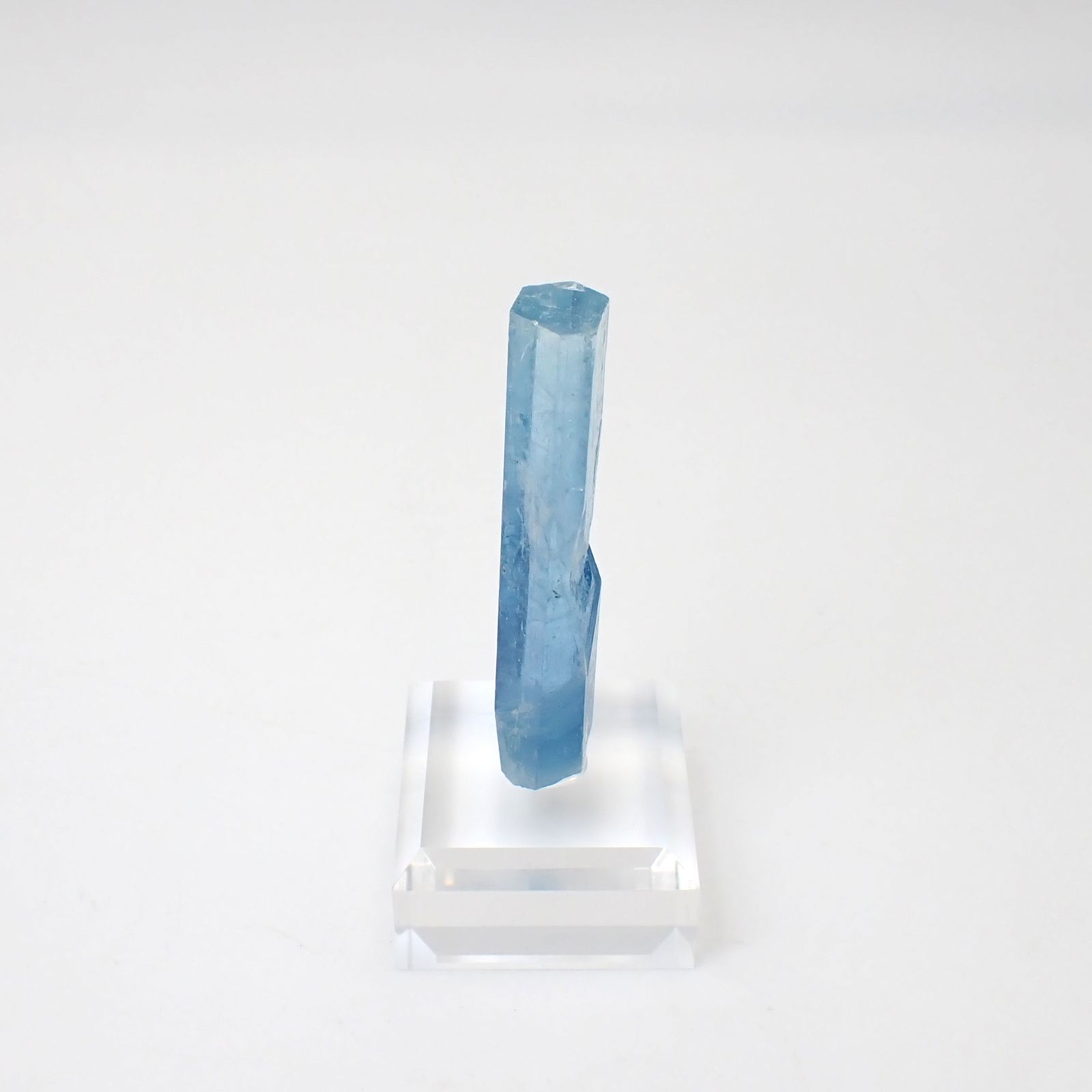 アクアマリン柱状結晶原石 ベトナム産 アクリル台座付き 99.95ct(19.99g) / 10.1x13.3x68.5mm前後 [260632332]