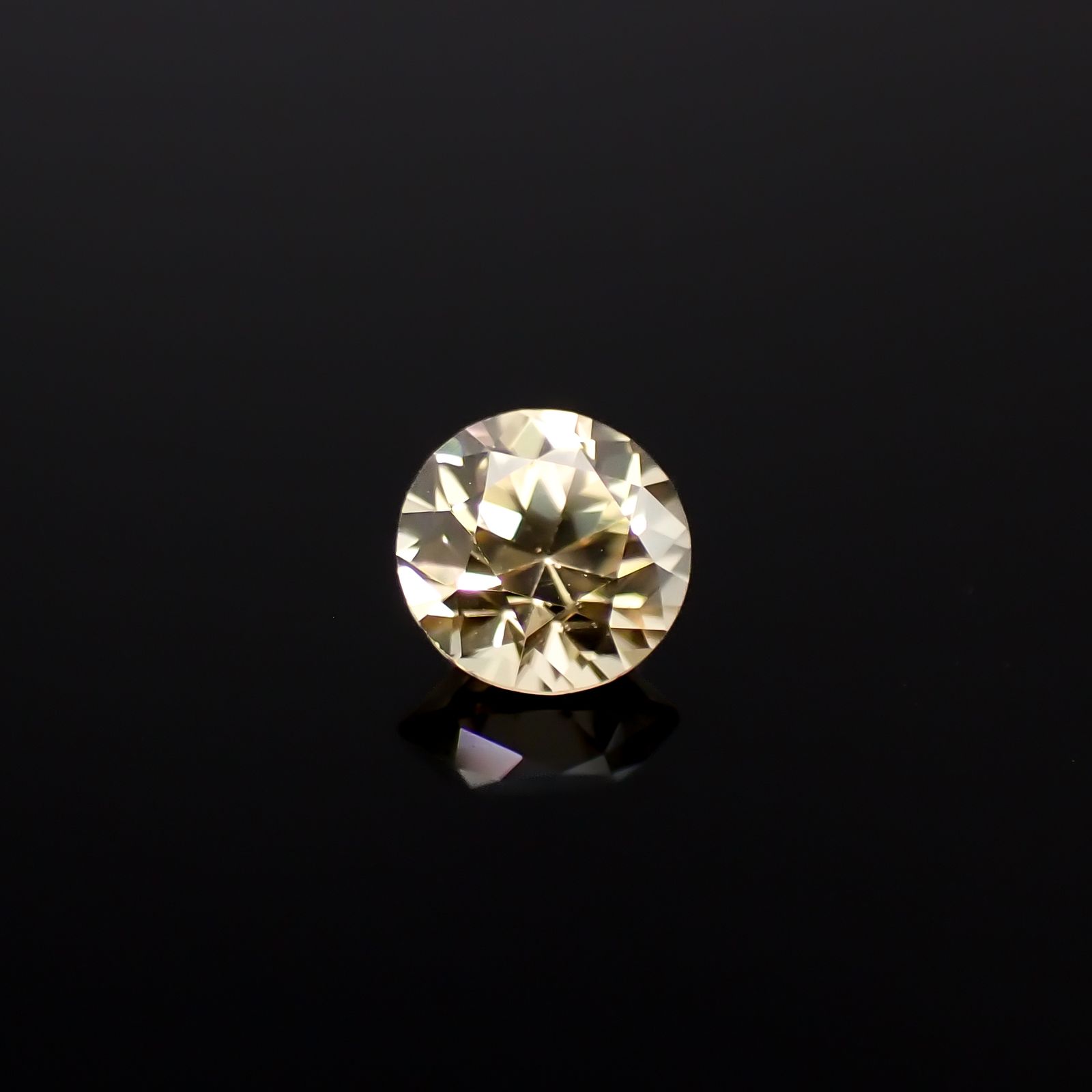イエロージルコン(宝石名イエロー・ジルコン)スリランカ/カンボジア産 0.50ct 識別済[241129495]4.4x4.3mm前後