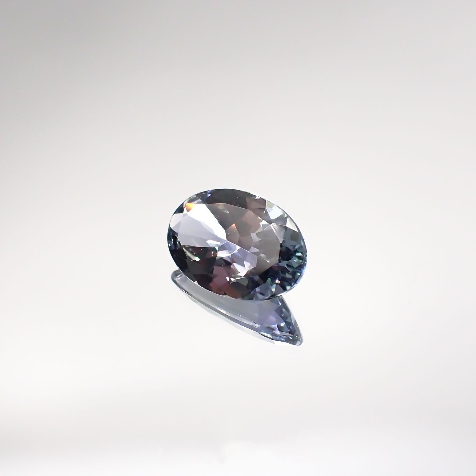 バイカラータンザナイト(宝石名タンザナイト) タンザニア産 1.675ct ソ付(彩珠)[210711830]10.3×6.6mm前後