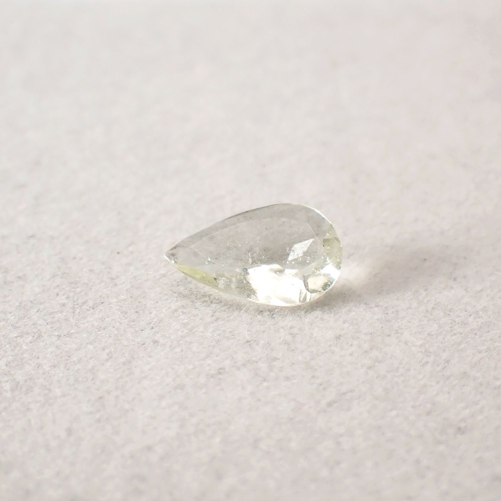 リビアングラス 発見地：エジプト・リビア砂漠 2.74ct / 14.5x9.8mm前後 [251131308]