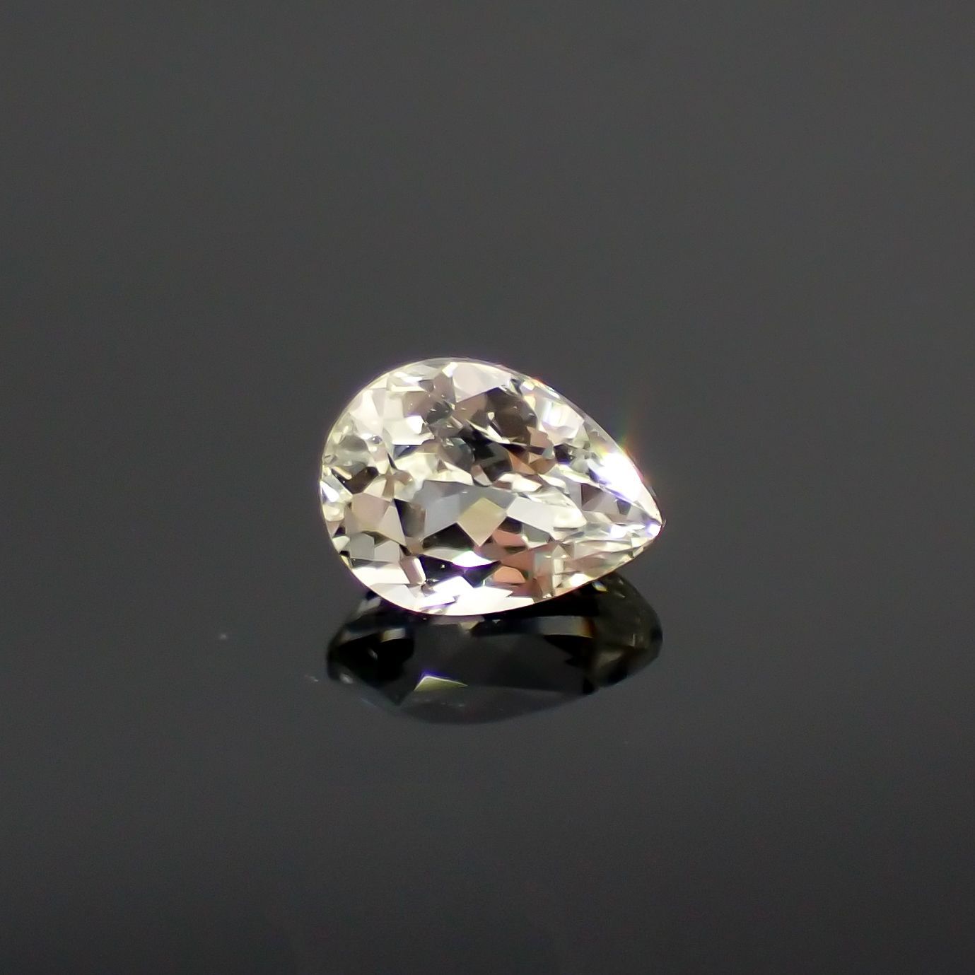 リューコガーネット(宝石名ホワイト グロッシュラー・ガーネット) ビルマ産 0.498ct ソ付(彩珠)[210711727]5.5×4mm前後