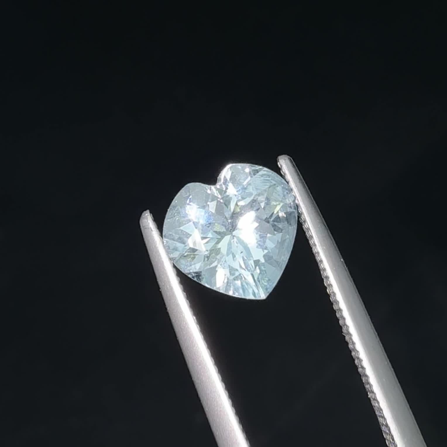 アクアマリン モザンビーク産 1.33ct [250530335]7.9x8mm前後 | TOP