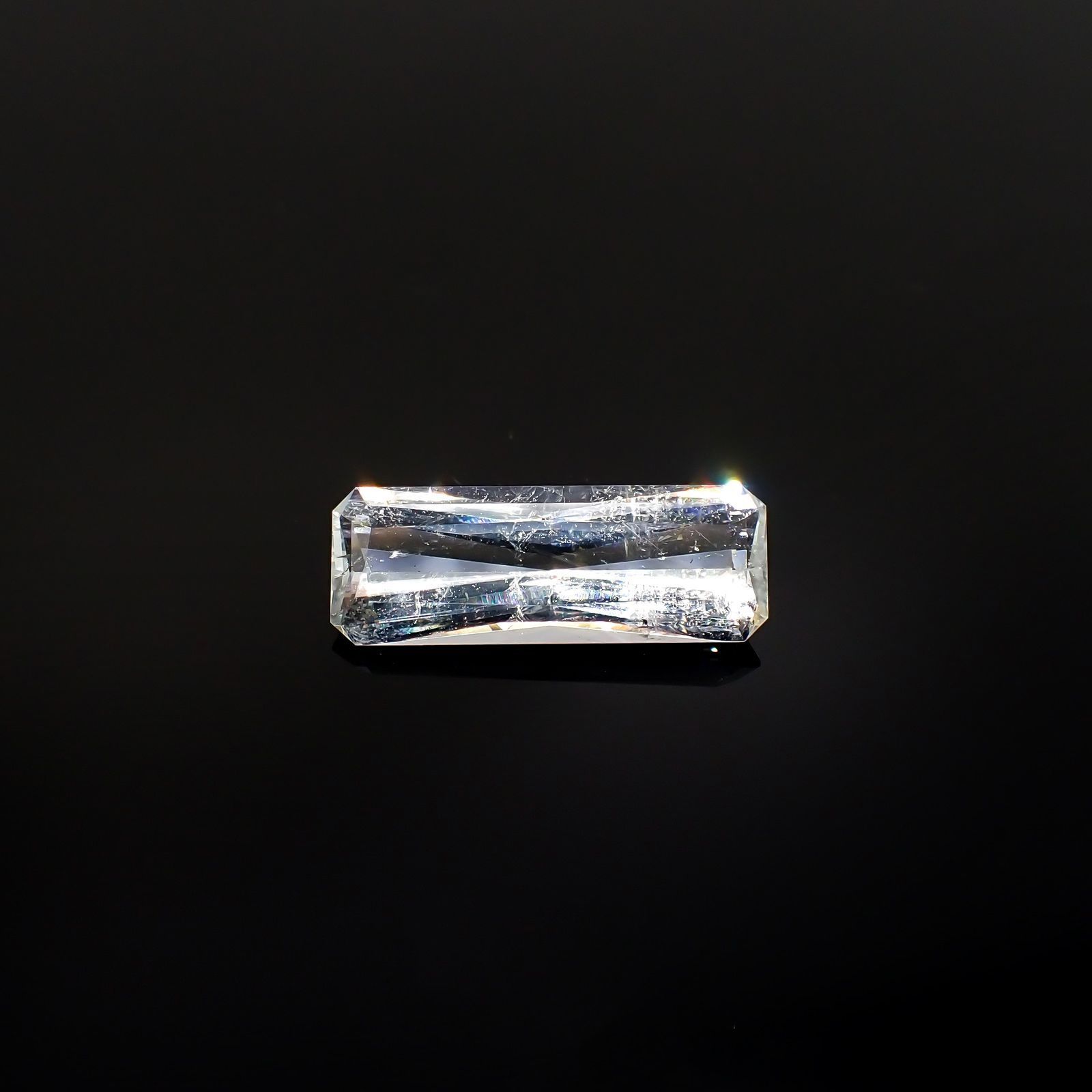 ジェレメジェバイト(宝石名エレメジェバイト)ナミビア産 ソ付(彩珠) 3.221ct / 16x5.8mm前後 [220616458]