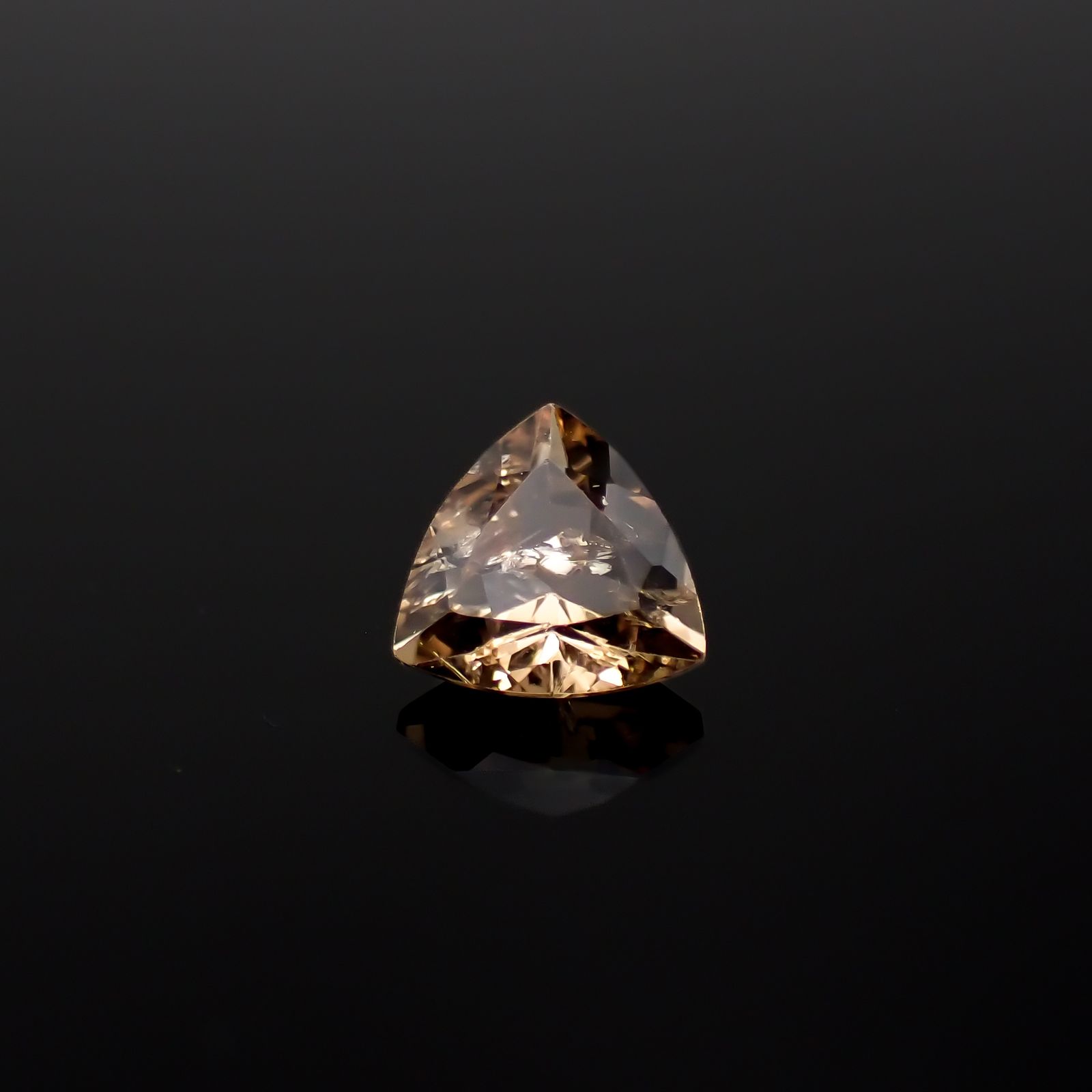 アキシナイト(宝石名アキシナイト)パキスタン産 0.73ct 識別済[231224650]6.2x6.2mm前後