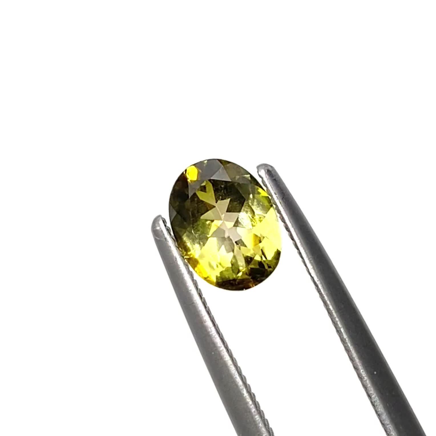 イエロートルマリン ブラジル産 0.65ct / 6.9x5.2mm前後 [260929021