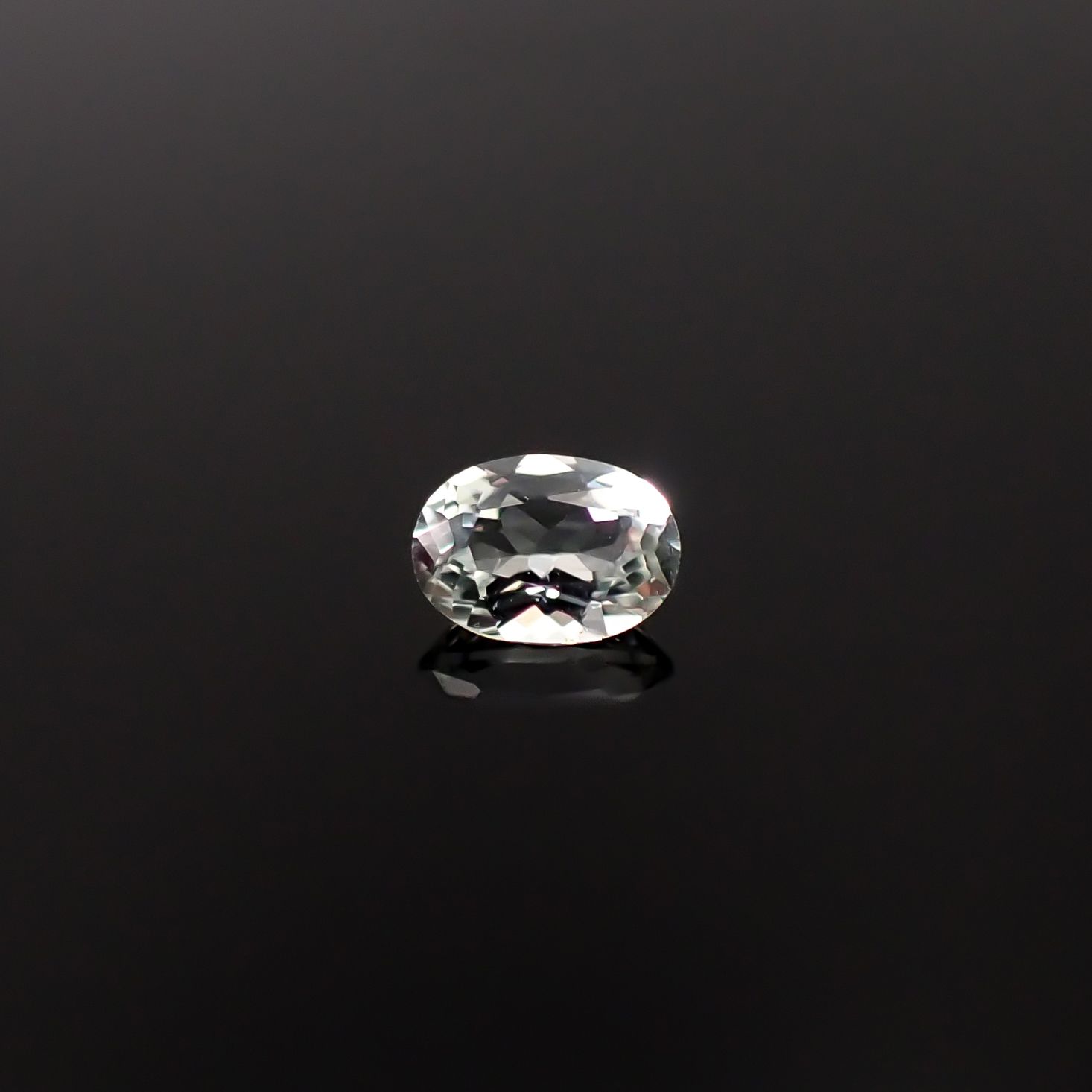 アクロアイト ナイジェリア産 0.24ct / 4.7x3.4mm前後 [251231362]