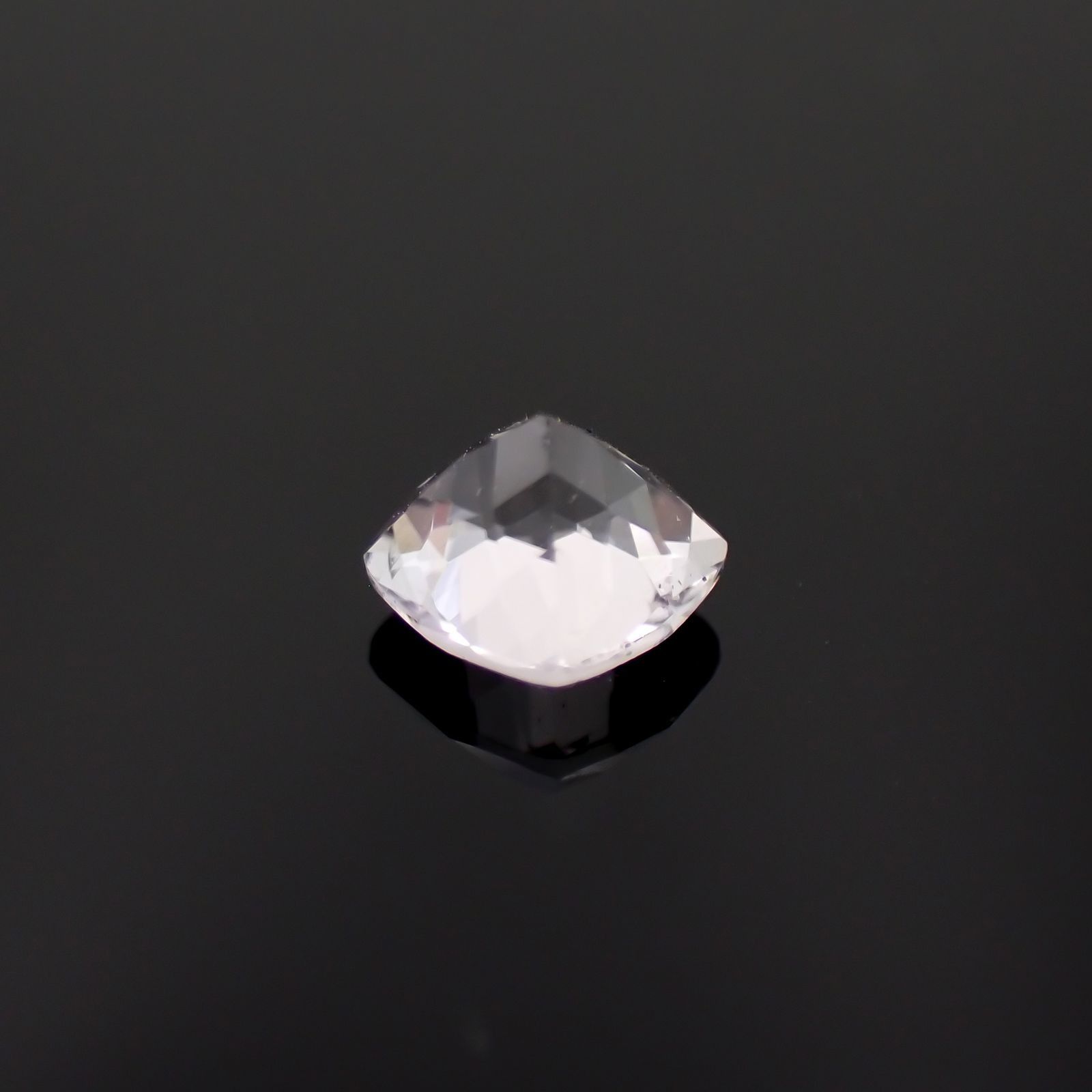 マリアライト フルオレッセンス(宝石名スキャポライト)スリランカ産 識別済 0.53ct / 5x4.9mm前後 [251021678]