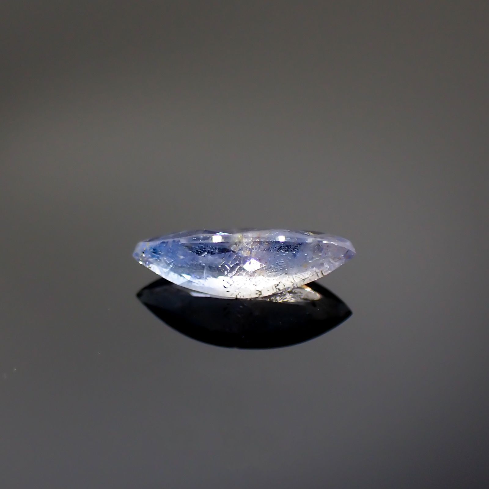 ジェレメジェバイト(宝石名エレメージェバイト)ナミビア産 0.452ct ソ付(彩珠)[230823132]8.4x3.4mm前後