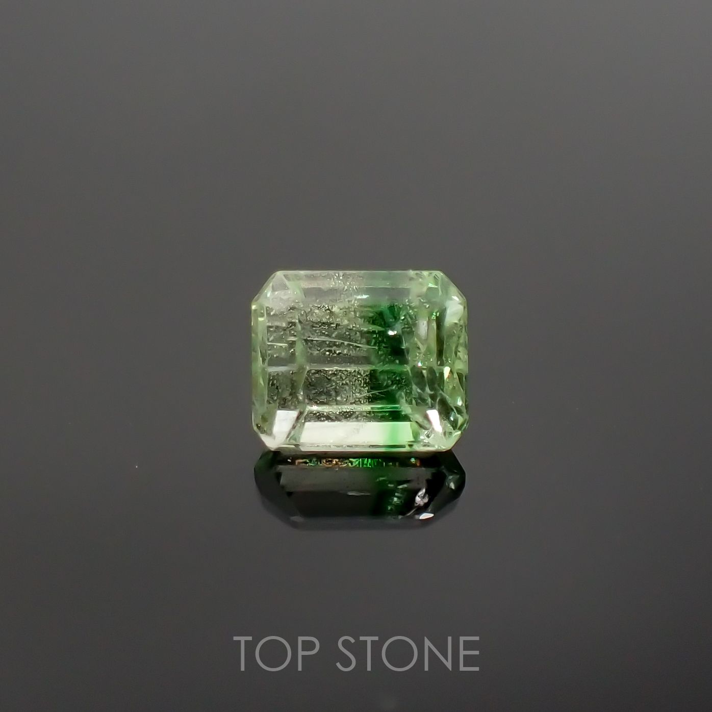 バイカラーツァボライト(宝石名グリーン グロッシュラー・ガーネット) タンザニア産 0.76ct 識別済[210711574]5.1×4.2mm前後