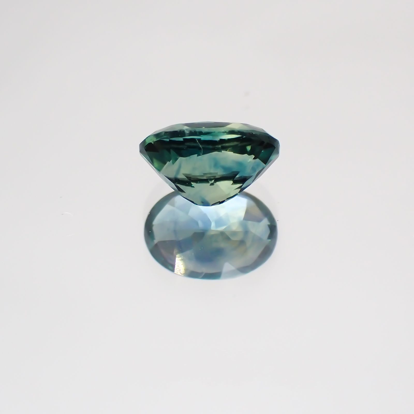 モンタナサファイア(宝石名ブルー・サファイア) アメリカ・モンタナ州産 0.882ct ソ付(彩珠)[21019464]6.4×4.5mm前後