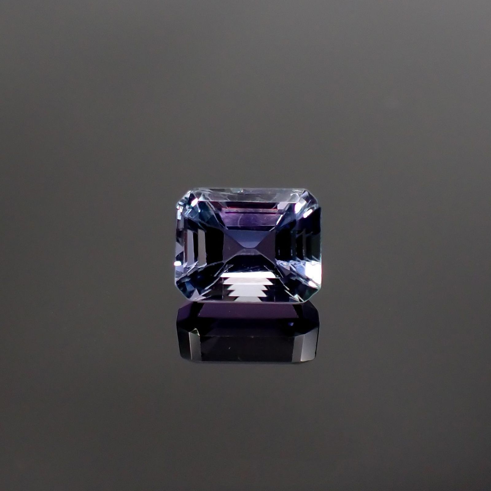 バイカラータンザナイト(宝石名タンザナイト) タンザニア産 ソ付(彩珠) 2.382ct / 7.9x6.2mm前後 [210711640]