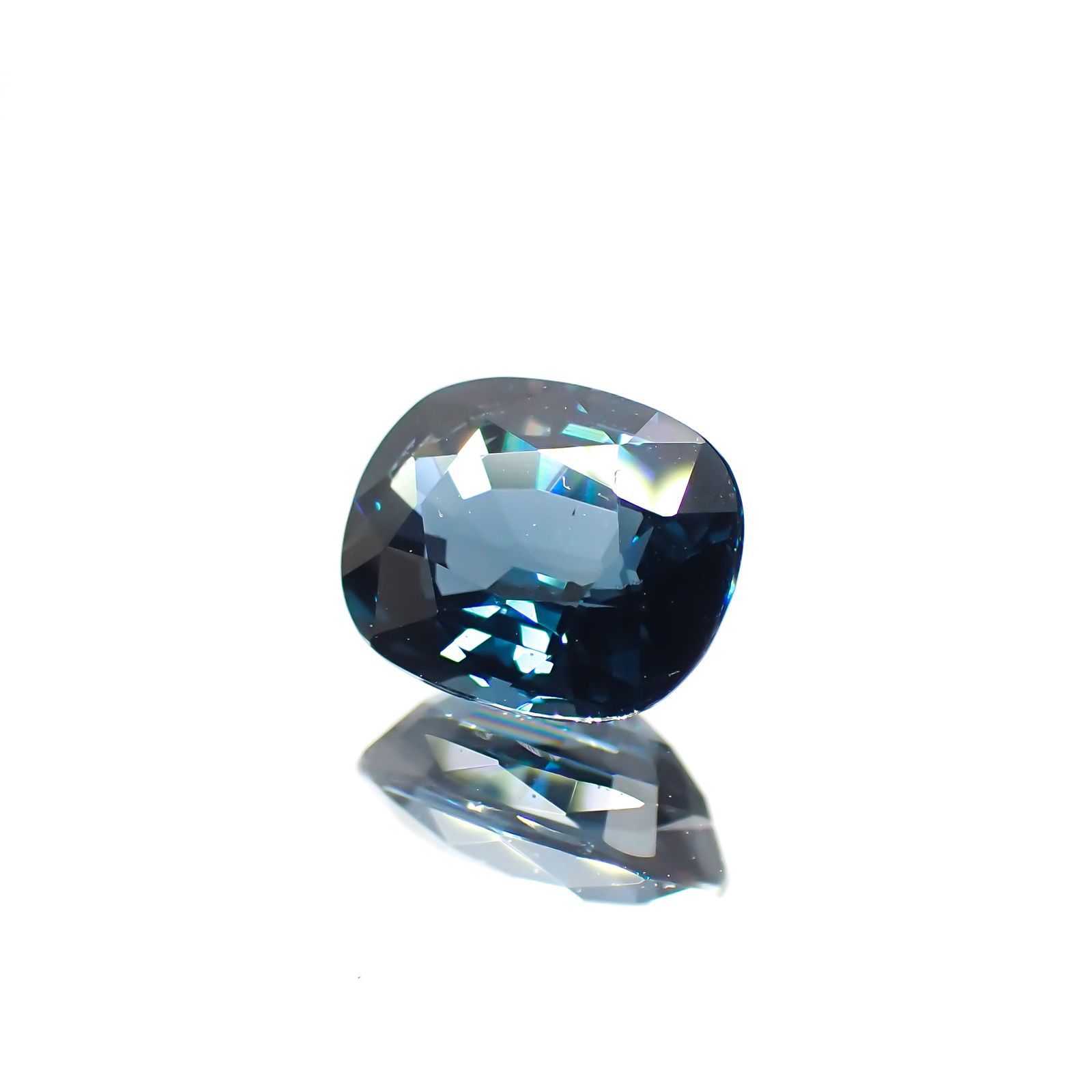 ブルースピネル(宝石名ブルー・スピネル)スリランカ産 1.395ct ソ付(彩珠)[231224450]7.4x5.9mm前後