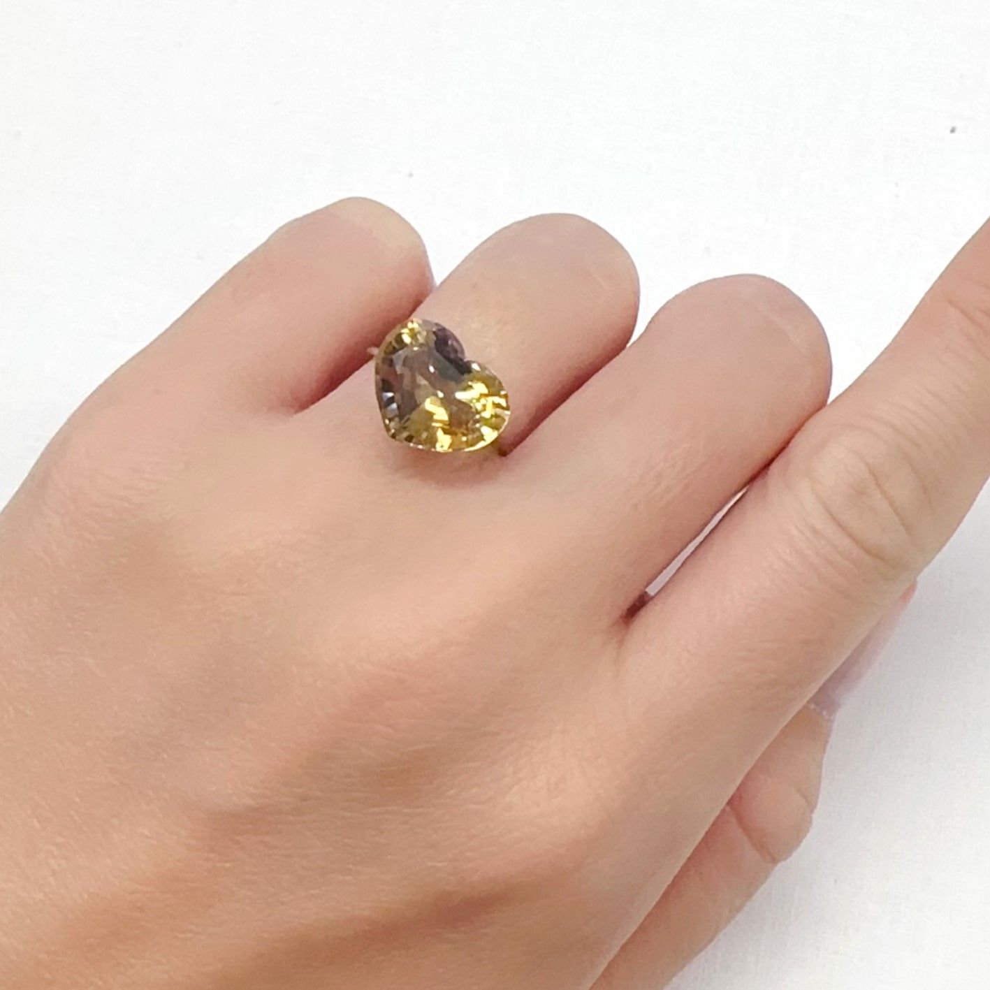 シンハライト(宝石名シンハライト)スリランカ産 6.582ct ソ付(彩珠)[240527767]10.6x13.2mm前後