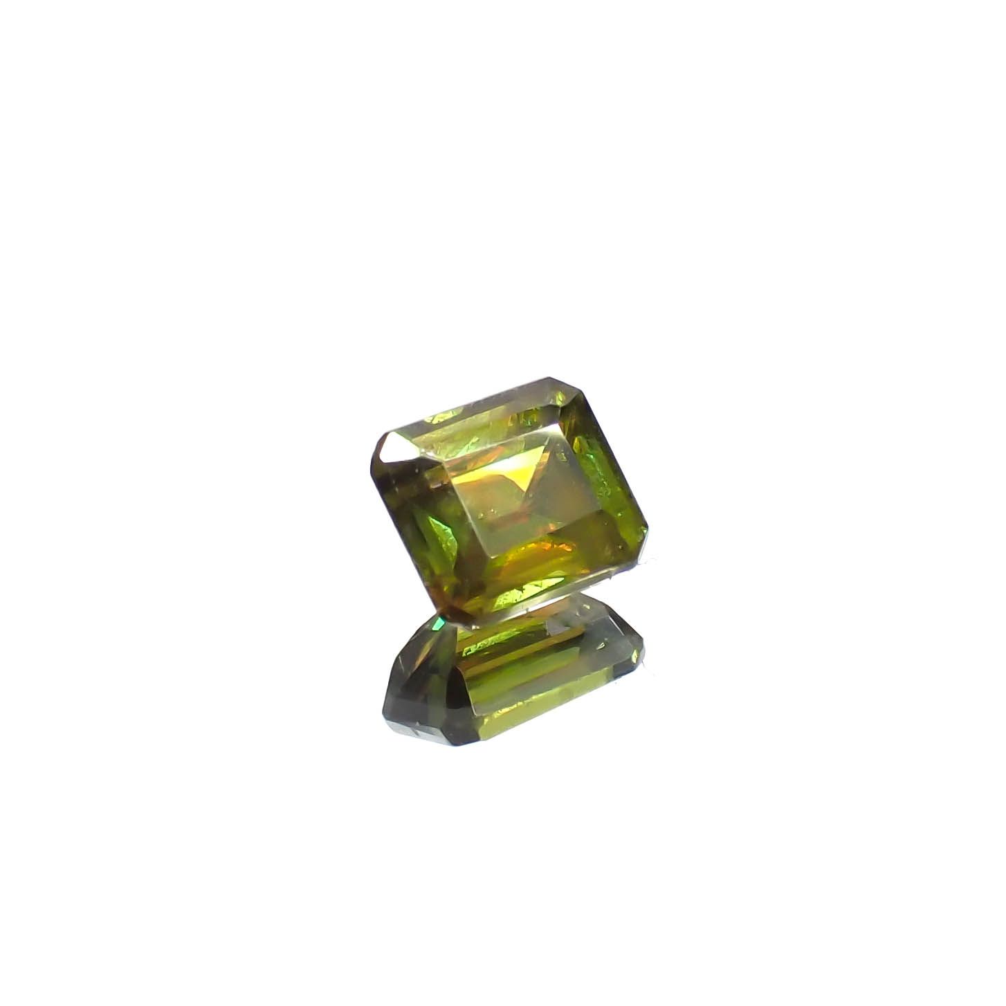 カラーチェンジスフェーン(宝石名スフェーン（カラーチェンジ・タイプ）)パキスタン産 0.79ct 識別済[231224734]5.2x4.7mm前後