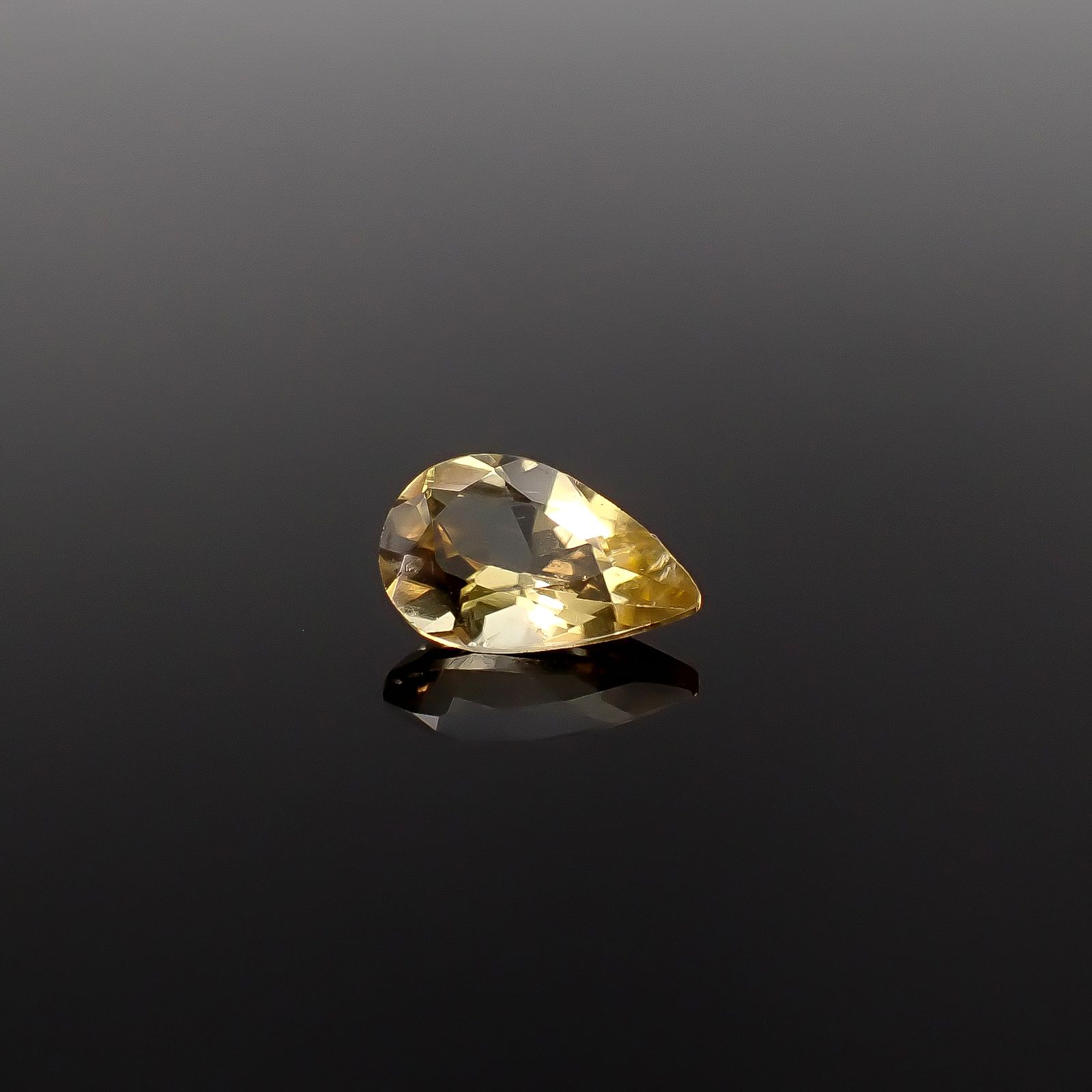 コンドロダイト(宝石名コンドロダイト)タジキスタン・パミール高原産 識別済 0.67ct / 7.5x4.8mm前後 [260131583]