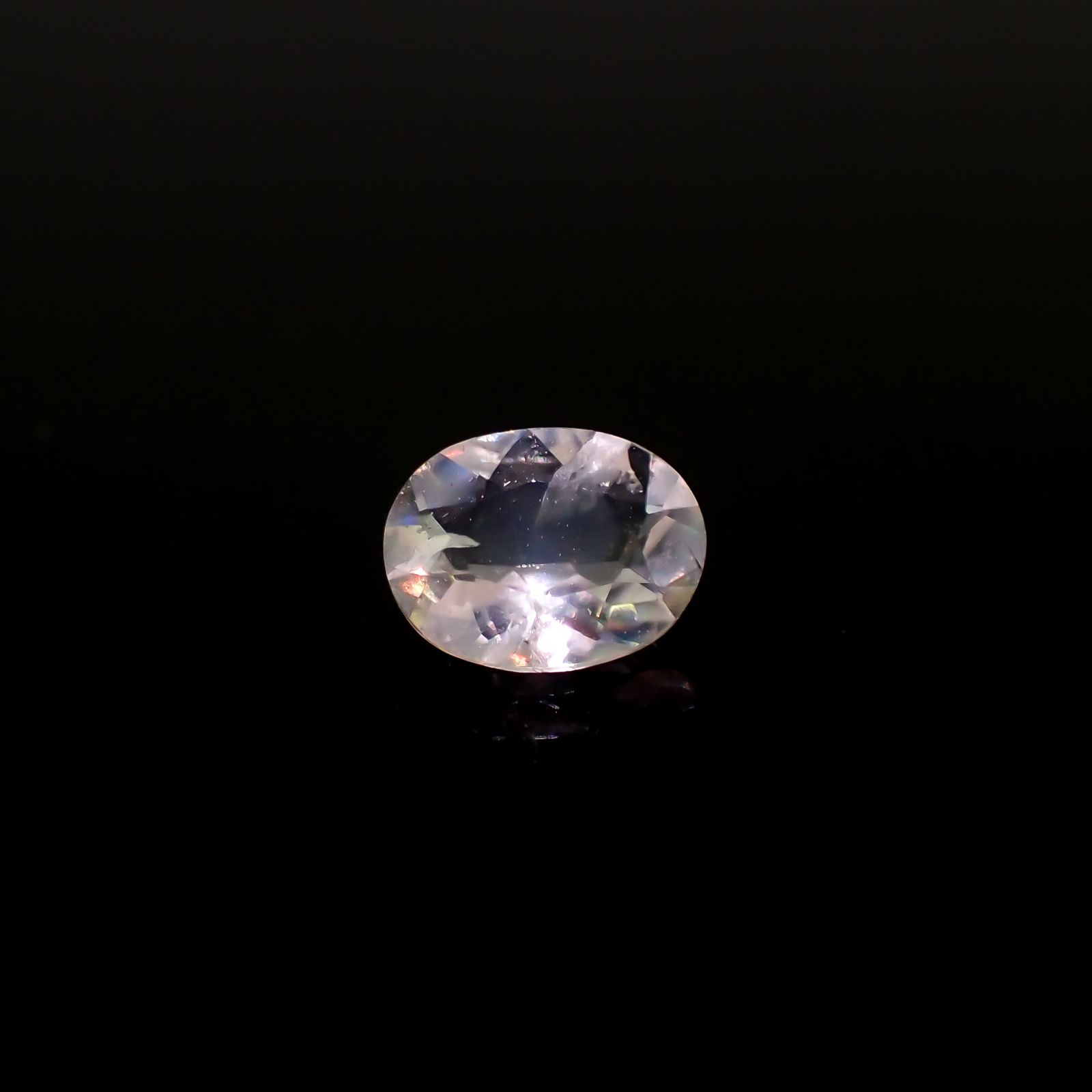 リューサイト 遊色効果あり(宝石名リューサイト)イタリア産 0.38ct 識別済[240527519]5.7x4.3mm前後