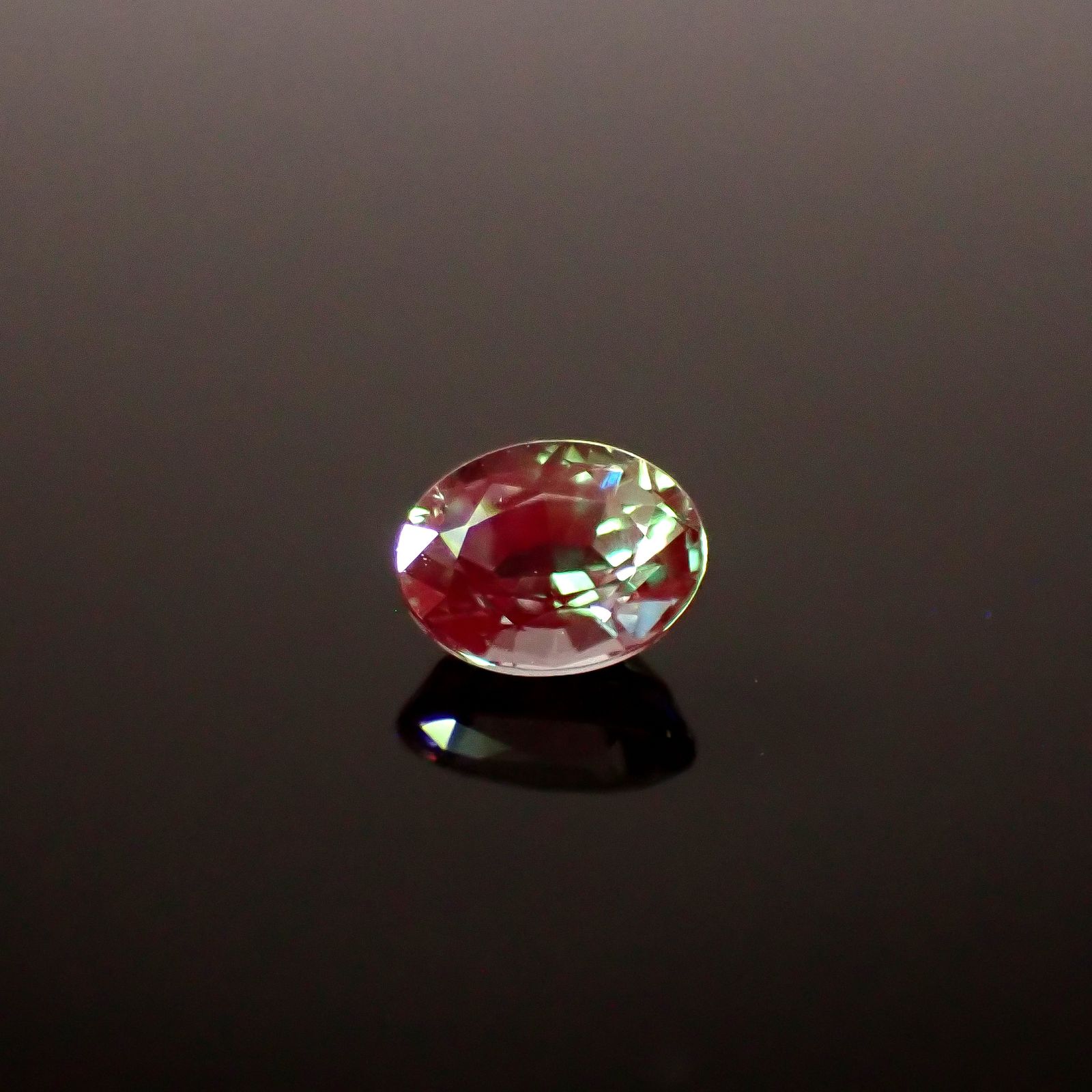 アレキサンドライト ブラジル産 EmeraldMains社製 0.24ct / 4.1x3.1mm前後 [260131565]