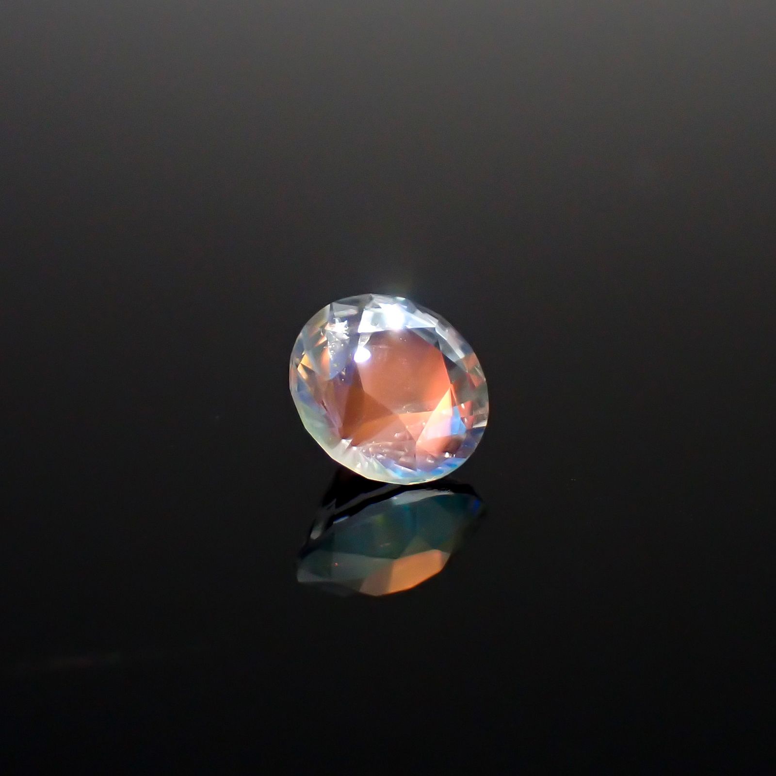 レインボームーンストーン マダガスカル産 0.80ct / 6.2x6.2mm前後 [260632384]