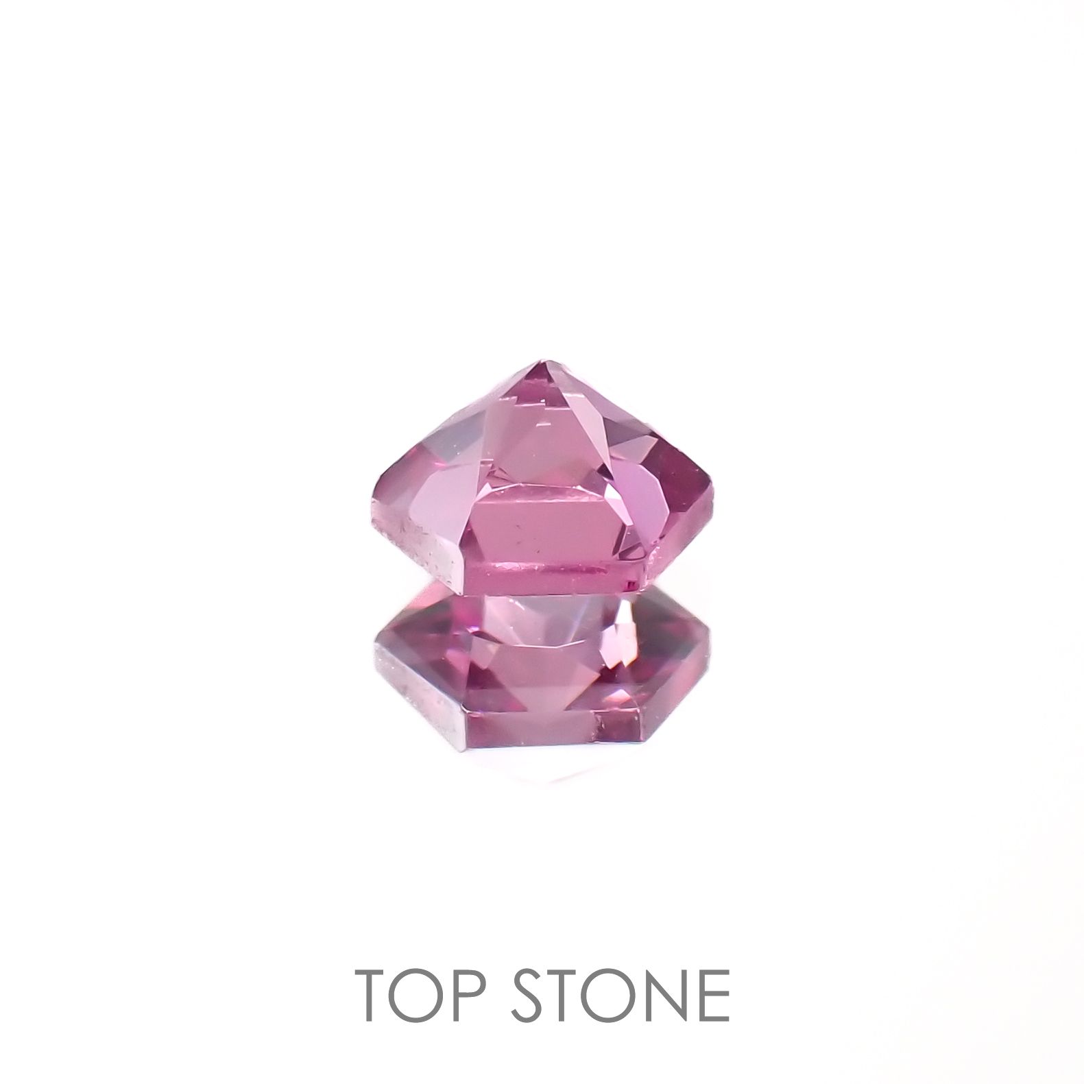 ◇ヘキサゴンカット◇カラーシフトマラヤガーネットSA(宝石名ガーネット)タンザニア産 0.41ct 識別済[220918043]4.1x4mm前後