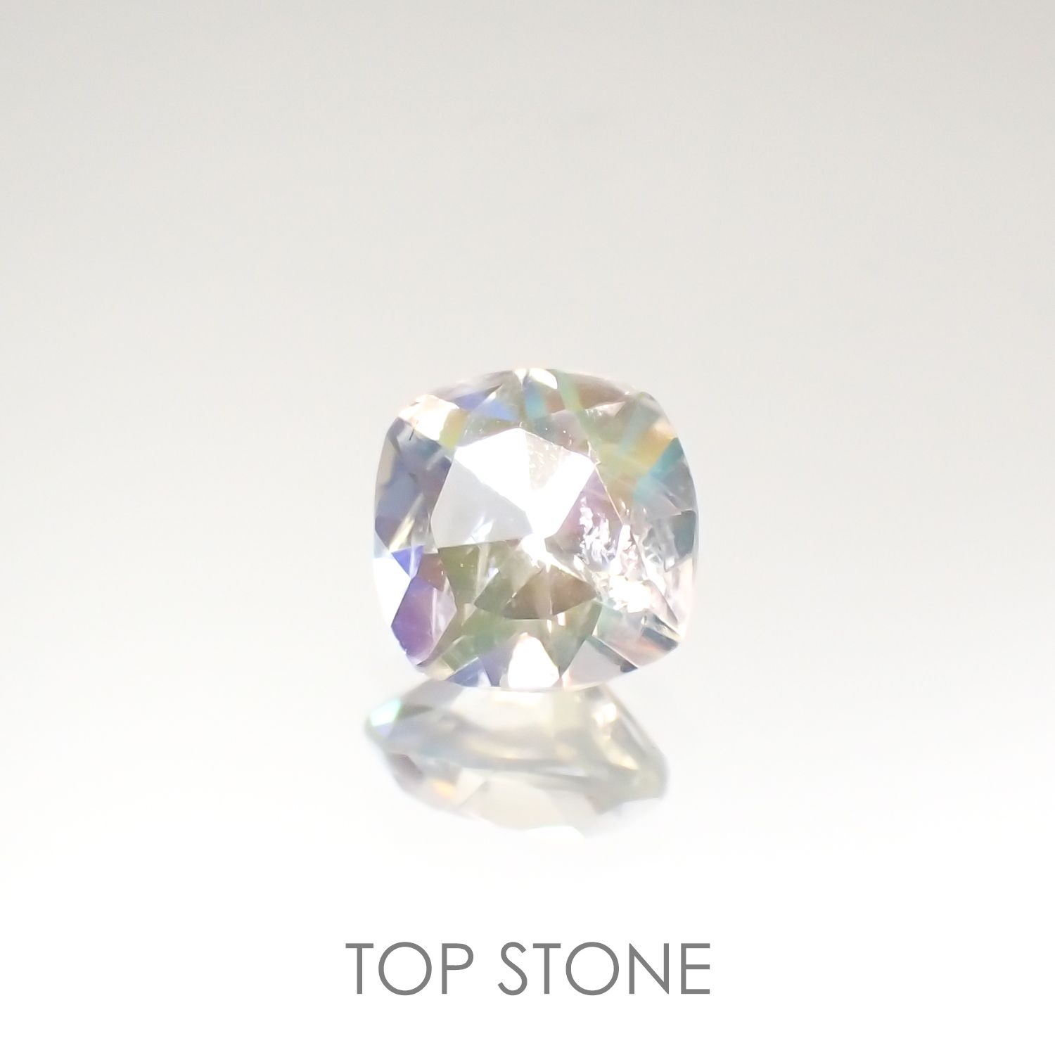 レインボームーンストーン(宝石名ラブラドライト)タンザニア産 0.94ct 識別済[220115454]6.3x6.2mm前後