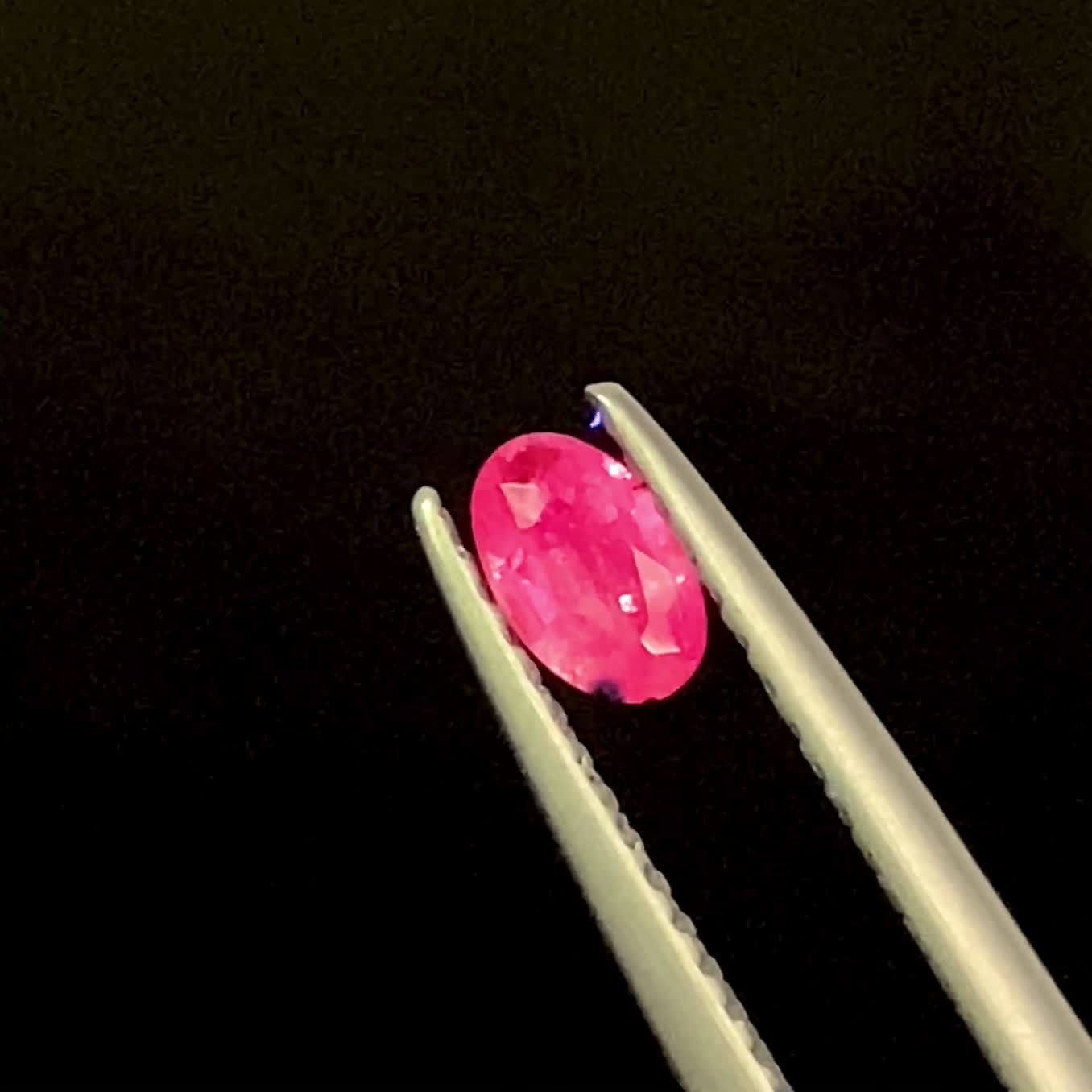 ウィンザーサファイア タンザニア・ウィンザー産 0.32ct / 5x3.1mm前後