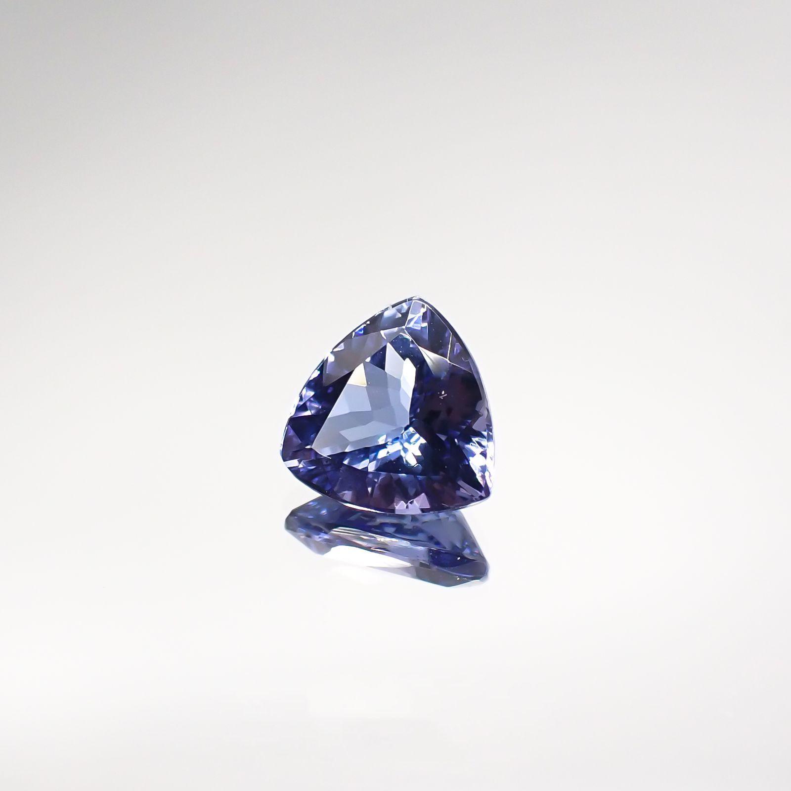 バイカラータンザナイト(宝石名タンザナイト) タンザニア産 1.250ct ソ付(彩珠)[210711818]7×7mm前後