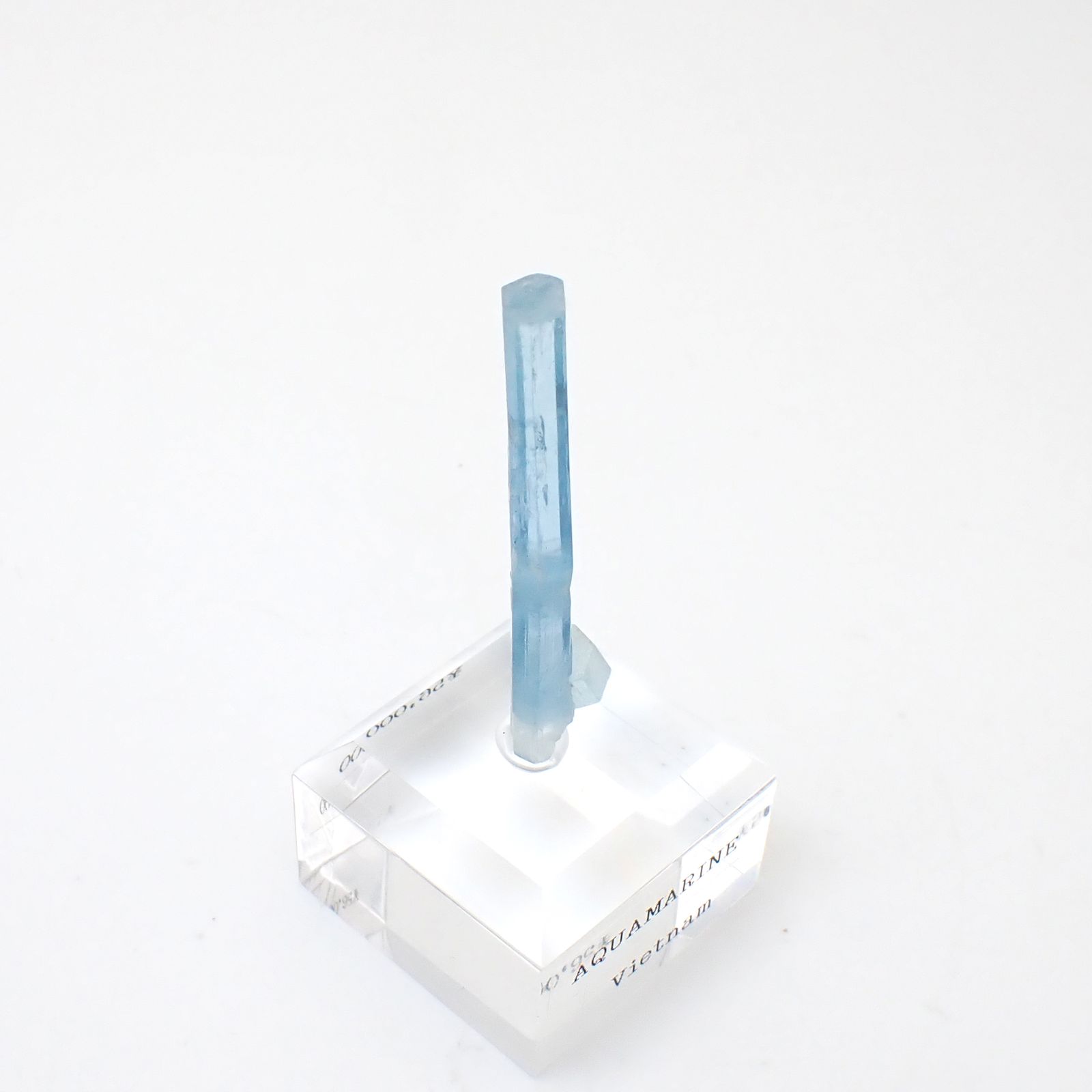 アクアマリン柱状結晶原石 ベトナム産 アクリル台座付き 13.02ct(2.60g) / 4.2x5.5x46.5mm前後 [260632333]