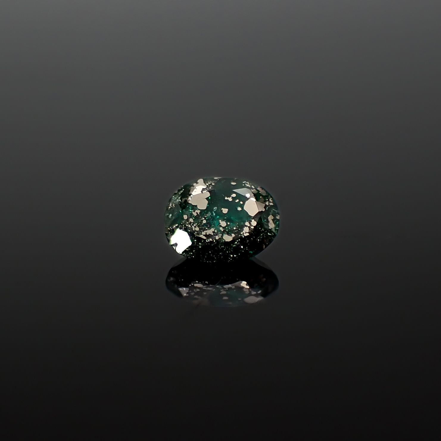 パイライトインエメラルド コロンビア産 0.38ct / 5.4x4.2mm前後 [260532124]