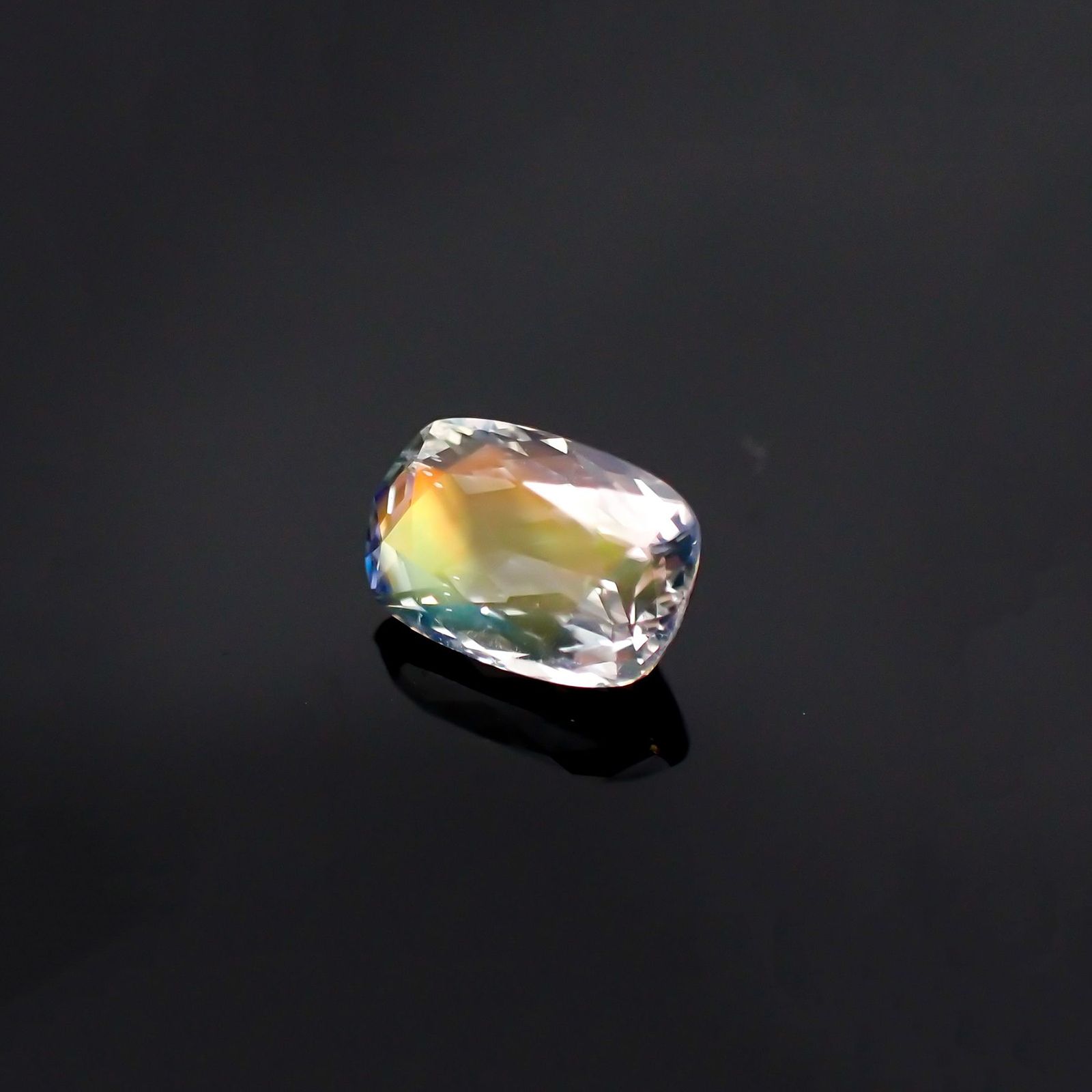 レインボームーンストーン(宝石名ラブラドライト) マダガスカル産 1.131ct ソ付(彩珠)[210611249]7.9×5.4mm前後