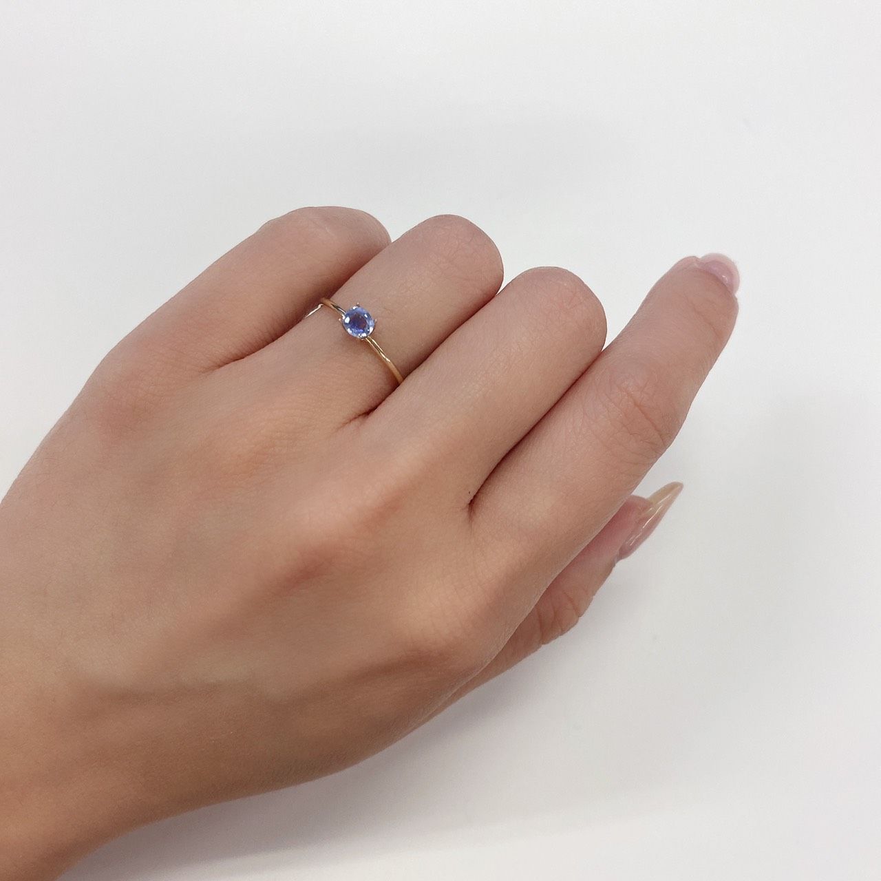 アイスブルーサファイア(宝石名ブルー・サファイア) スリランカ/マダガスカル産 0.33ct 識別済[210711177]4.3×3.7mm前後