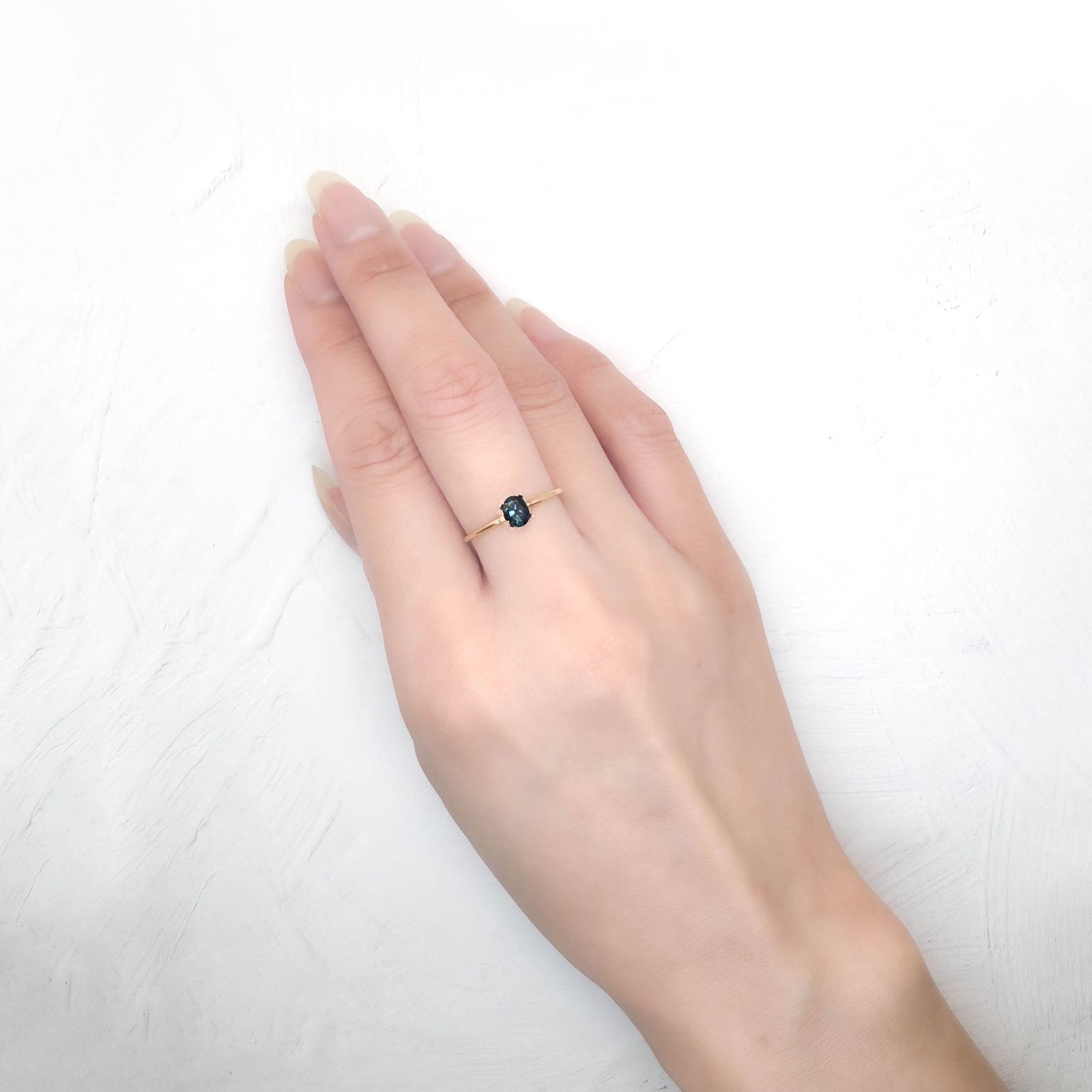インディゴライト ブラジル産 0.36ct / 5.1x4mm前後 [250931101]