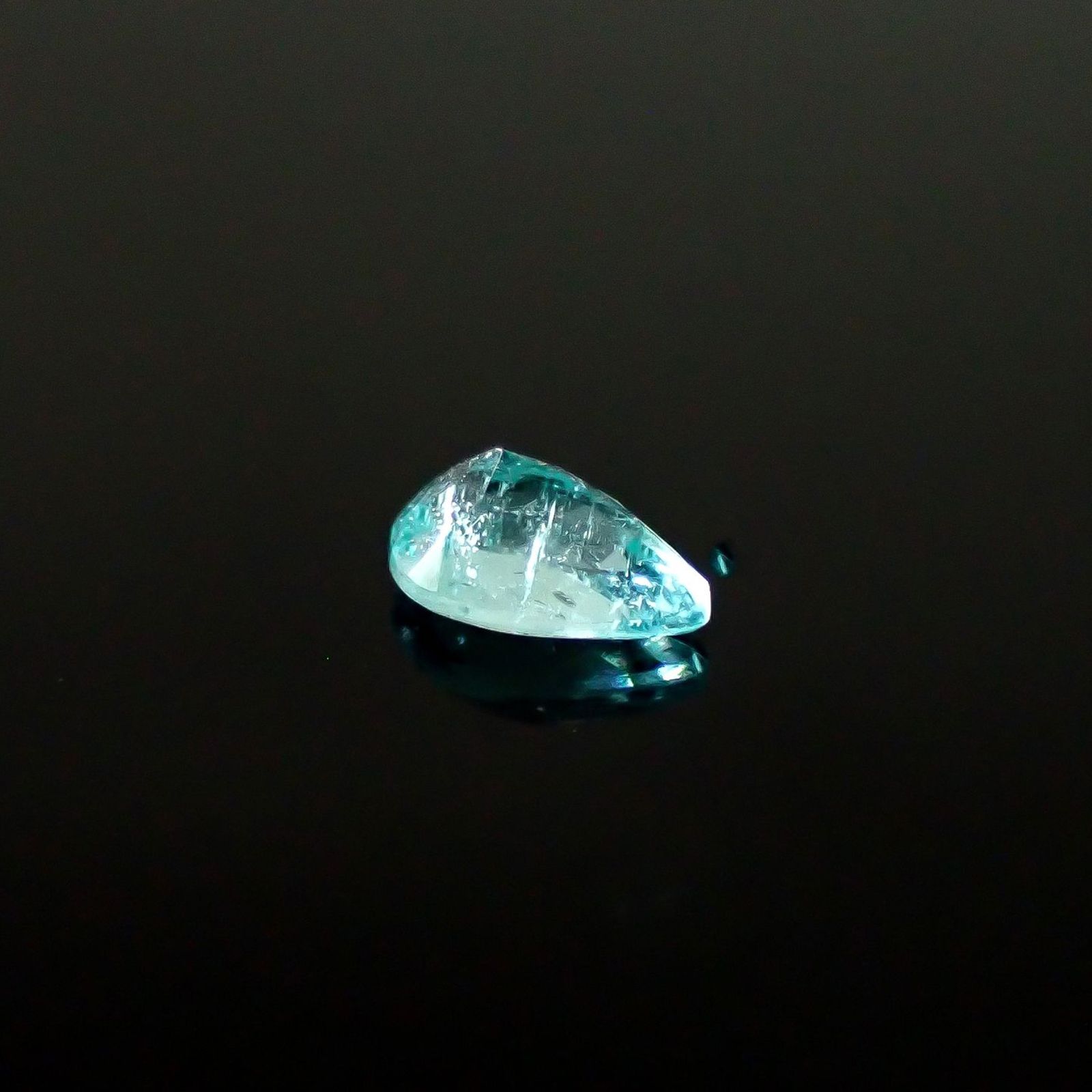パライバトルマリン ブラジル・パライバ州バターリャ鉱山産 0.15ct / 4.3x2.8mm前後 [250931083]