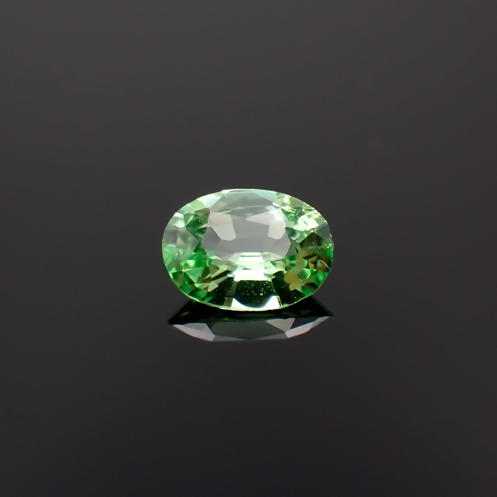 ミントガーネット(宝石名グリーン・グロッシュラー・ガーネット)タンザニア産 0.41ct 識別済[230923501]5.6x4.1mm前後