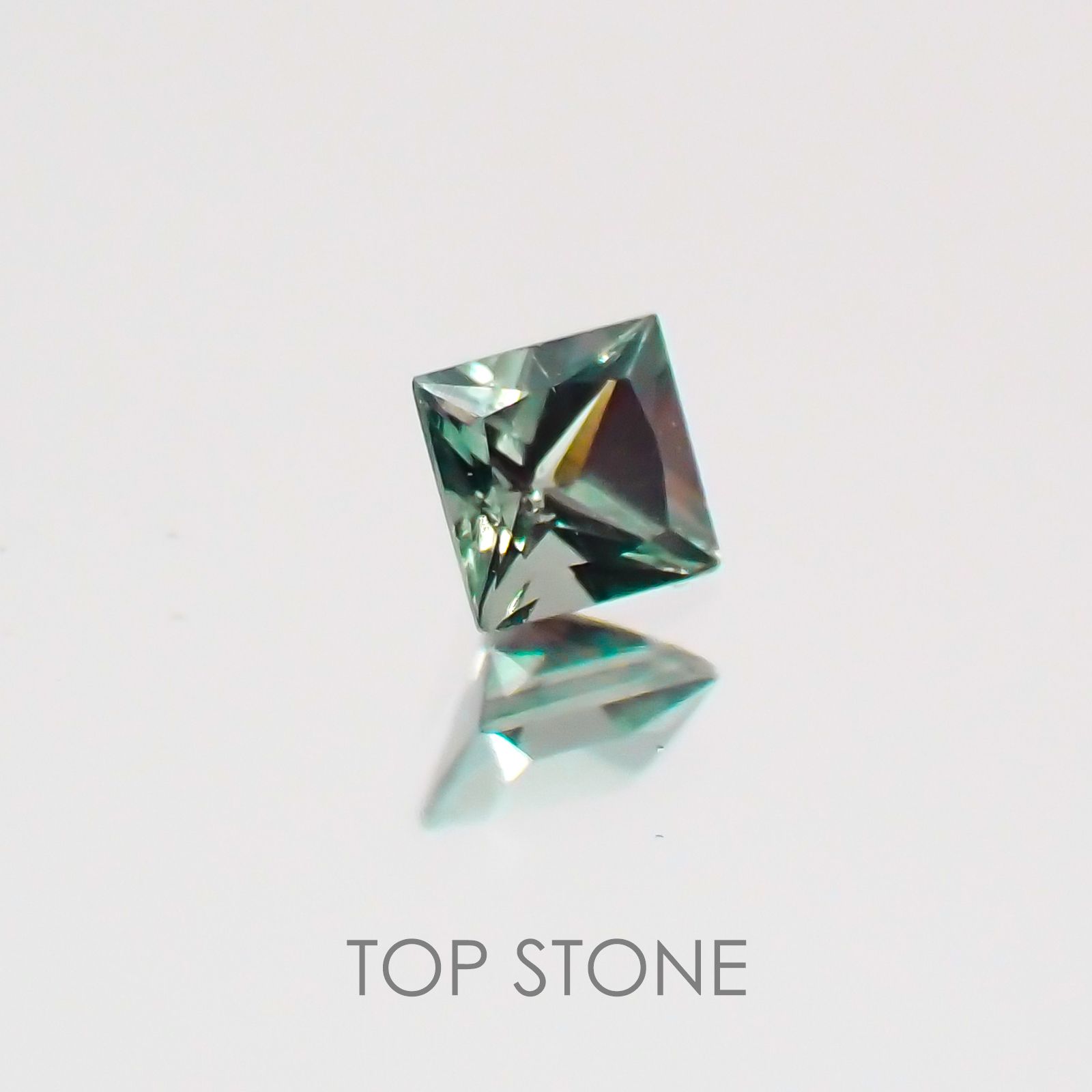 ◇プリンセスカット◇カラーチェンジガーネット(アレキタイプ) マダガスカル・ベキリー産産 ルース 0.11ct[21059878]2.7×2.7mm前後