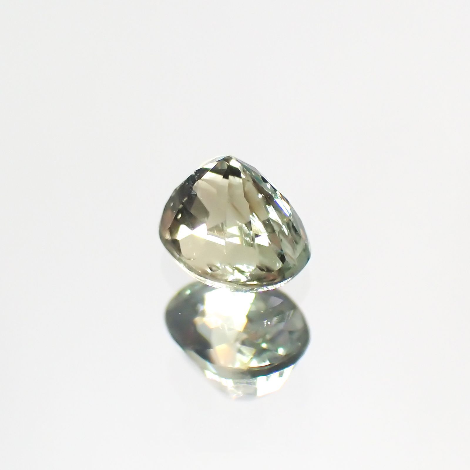 アレキサンドライト(宝石名アレキサンドライト) マダガスカル産 0.293ct ソ付(彩珠)[20117005]3.9×3.1mm前後