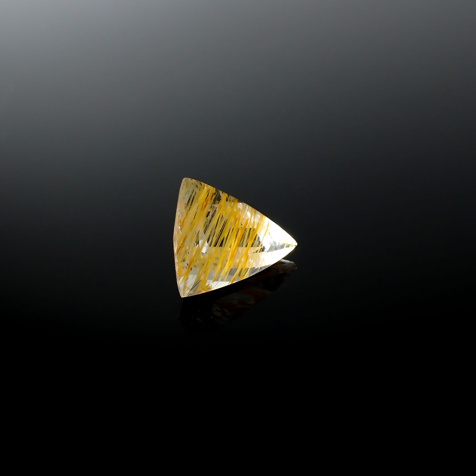 ニードルイントパーズ(チューブイントパーズ) ブラジル・ミナスジェライス州産 7.96ct[240225884]14.7x12.7mm前後