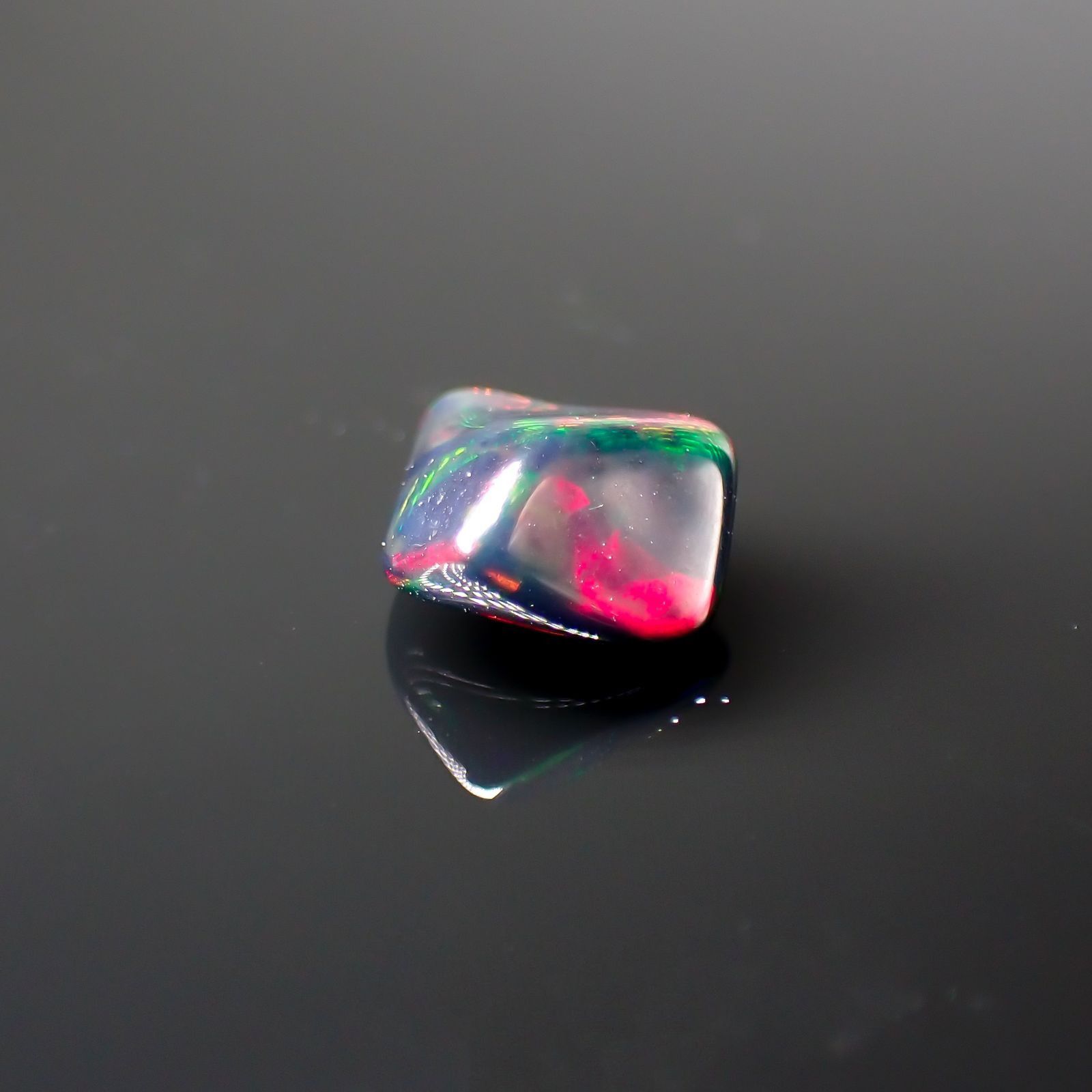 ◇バロック型◇ブラックオパール(宝石名オパール/加熱処理) エチオピア産 識別済 1.04ct / 9.5x8mm前後 [211013513]