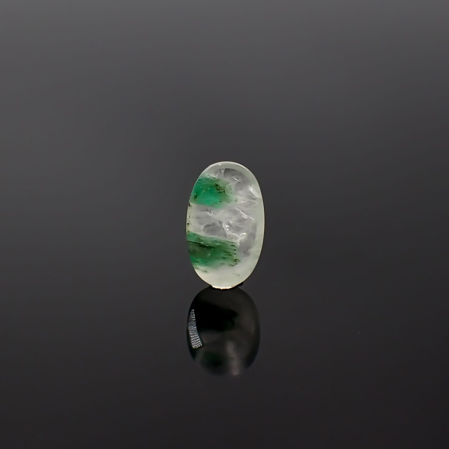 エメラルドインクォーツ ブラジル産 6.23ct / 17.1x10.3mm前後 [260432032]