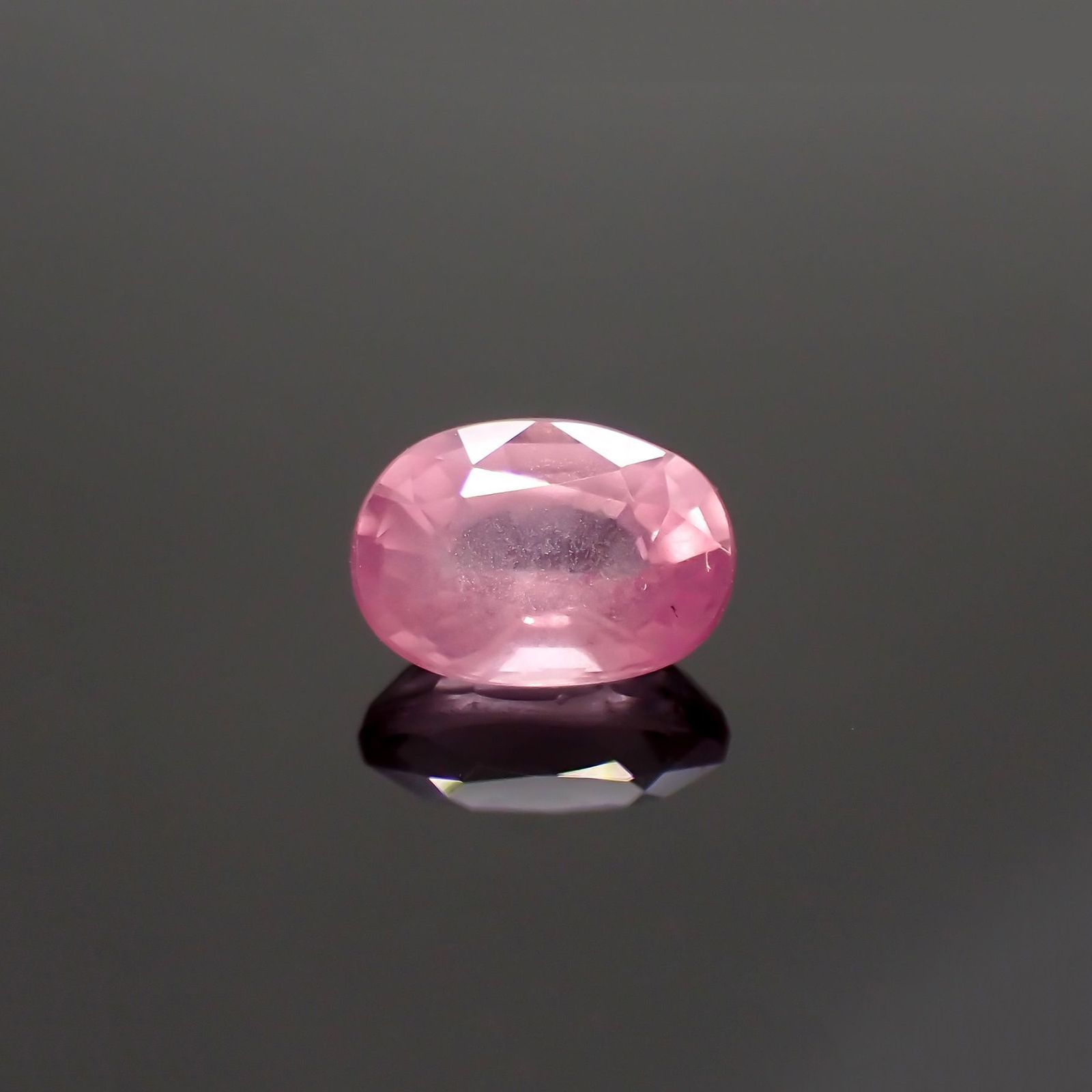 シルキーピンクスピネル(宝石名ピンク・スピネル)タンザニア産 識別済 0.97ct / 6.8x4.8mm前後 [240214139]