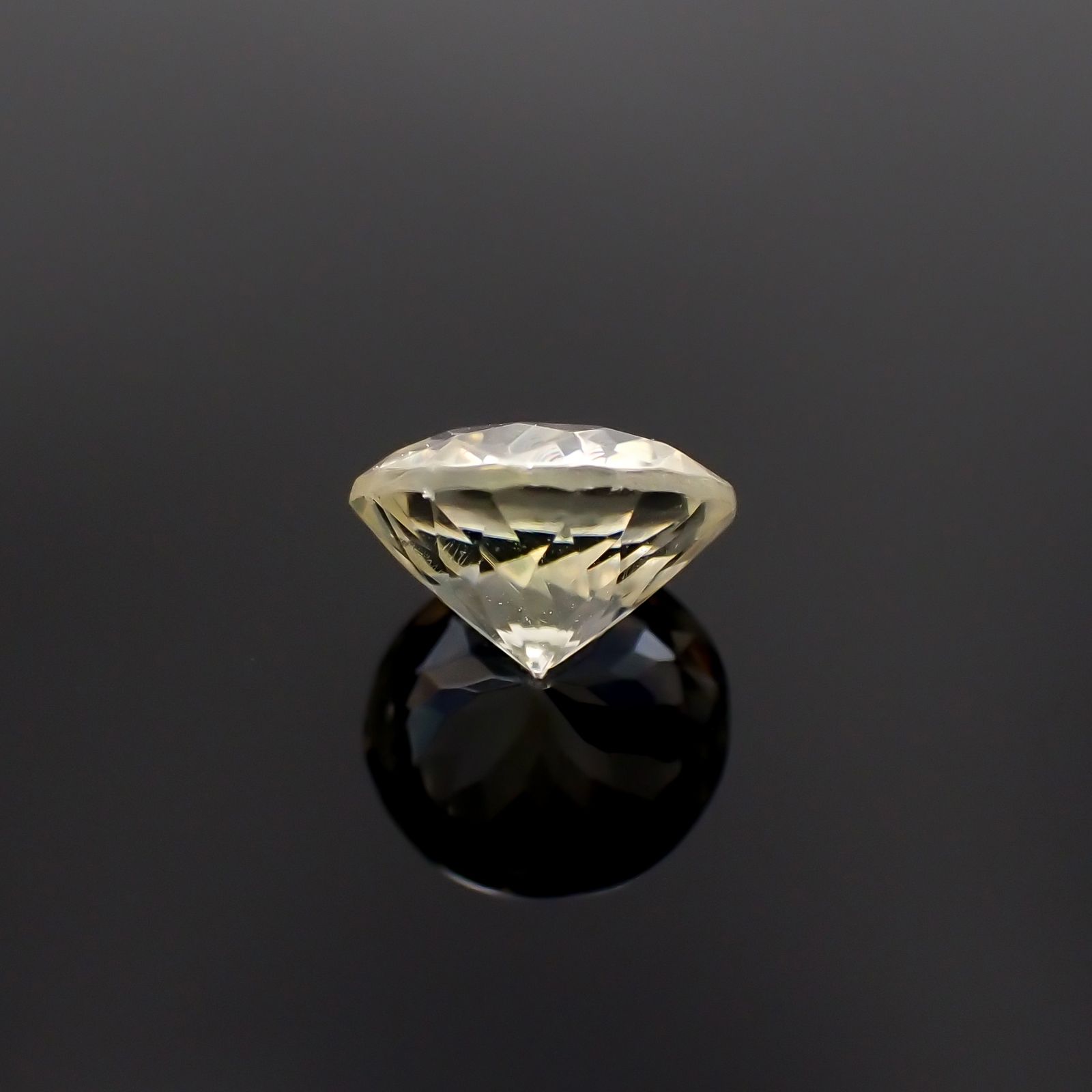 アングレサイト(宝石名アングレサイト)モロッコ産 2.176ct ソ付(日独)[230823287]6.52x6.7mm前後
