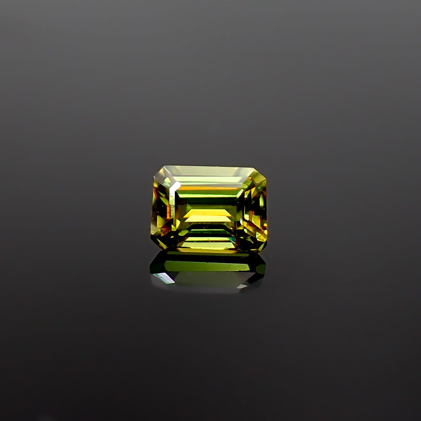 カラーチェンジスフェーン パキスタン産 0.35ct / 4.4x3.3mm前後 [260632440]