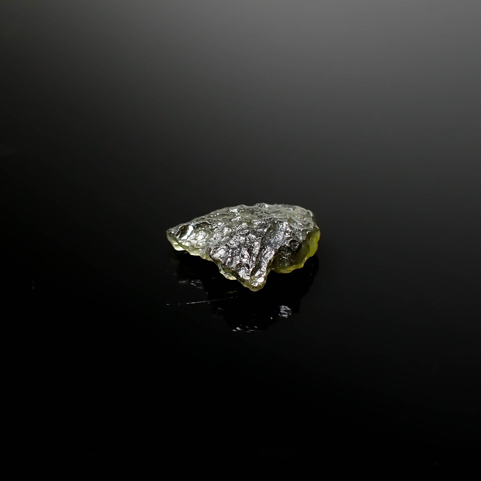 モルダバイト 原石 発見地：旧チェコスロバキア 5.66ct [241029292]18.2x13.7mm前後