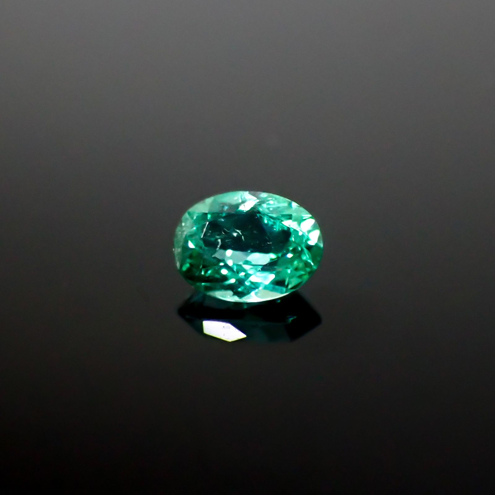 パライバトルマリン(宝石名トルマリン/別名パライバ・トルマリン)ブラジル・キントス鉱山産 0.17ct 識別済[241229540]3.9x3mm前後