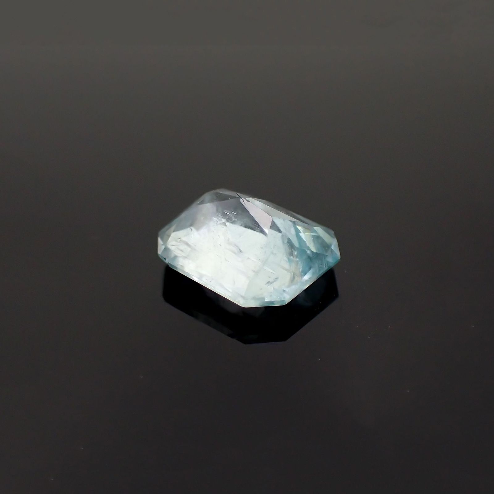 ユークレース(宝石名ブルー・ユークレース)コロンビア産 ソ付(彩珠) 1.989ct / 8.6x7.3mm前後 [221018680]
