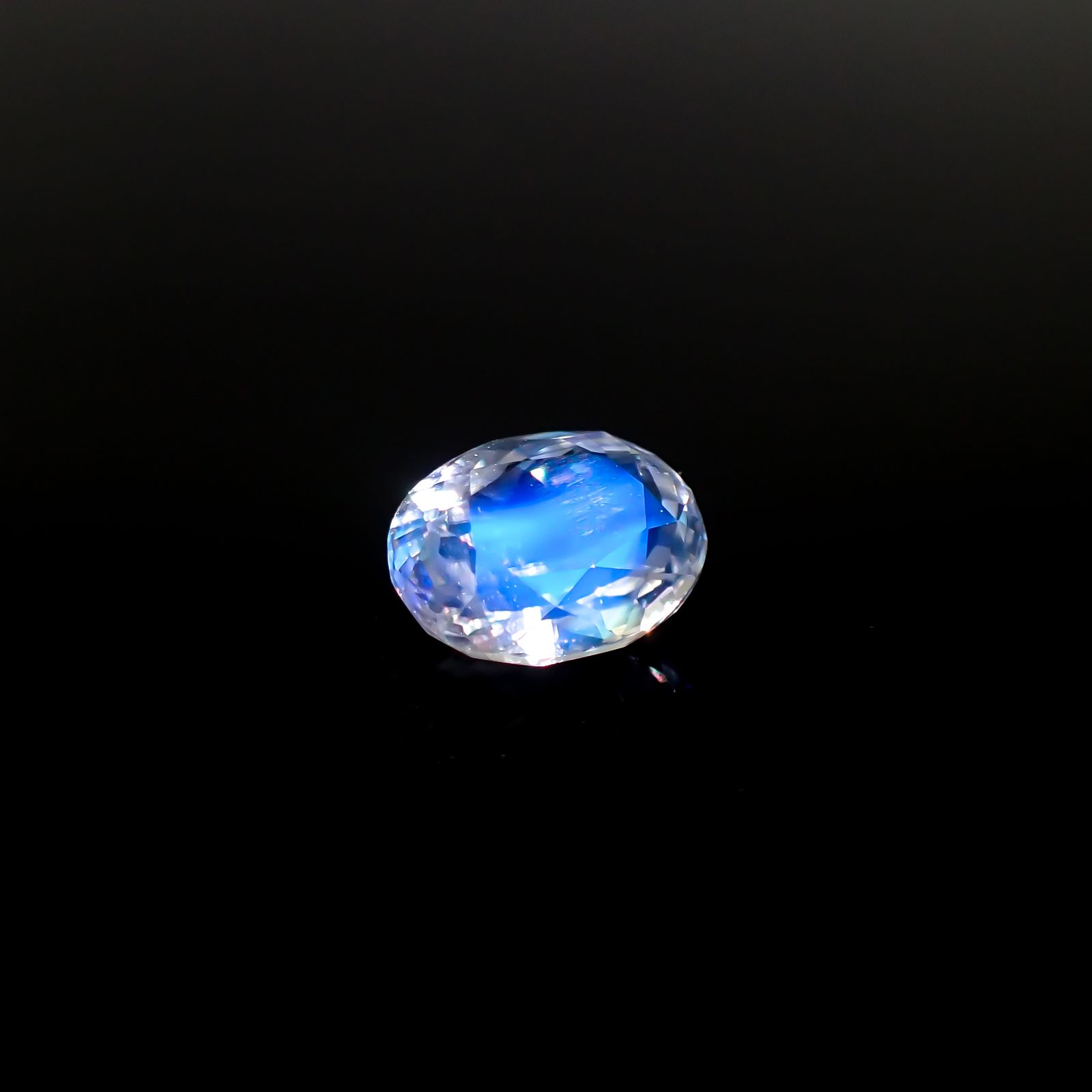 レインボームーンストーン(宝石名ラブラドライト)マダガスカル産 1.533ct ソ付(彩珠)[240326936]8.4x6.6mm前後