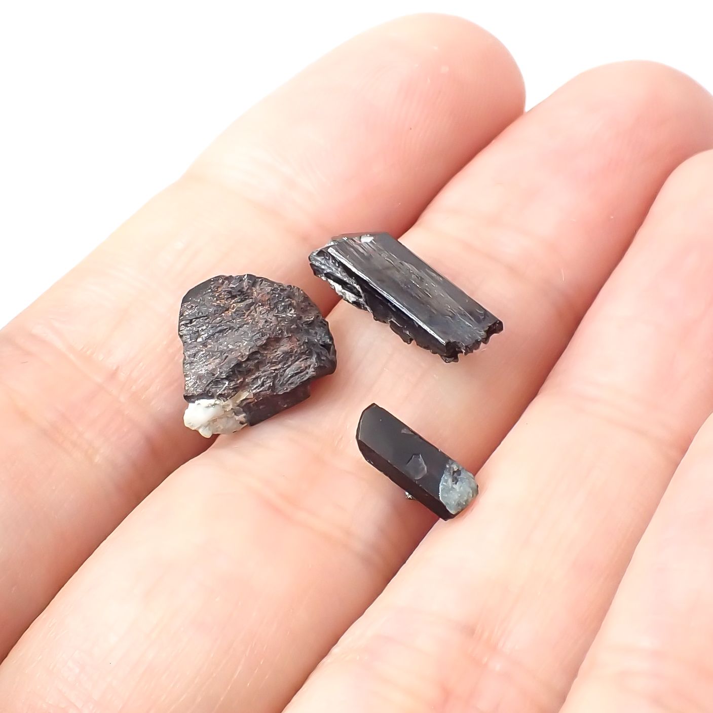 ネプチュナイト 原石 3個セット アメリカ・カリフォルニア州産 7.66ct(3pcs合計)[230622309]9.0-15.0x3.6-10.7mm前後