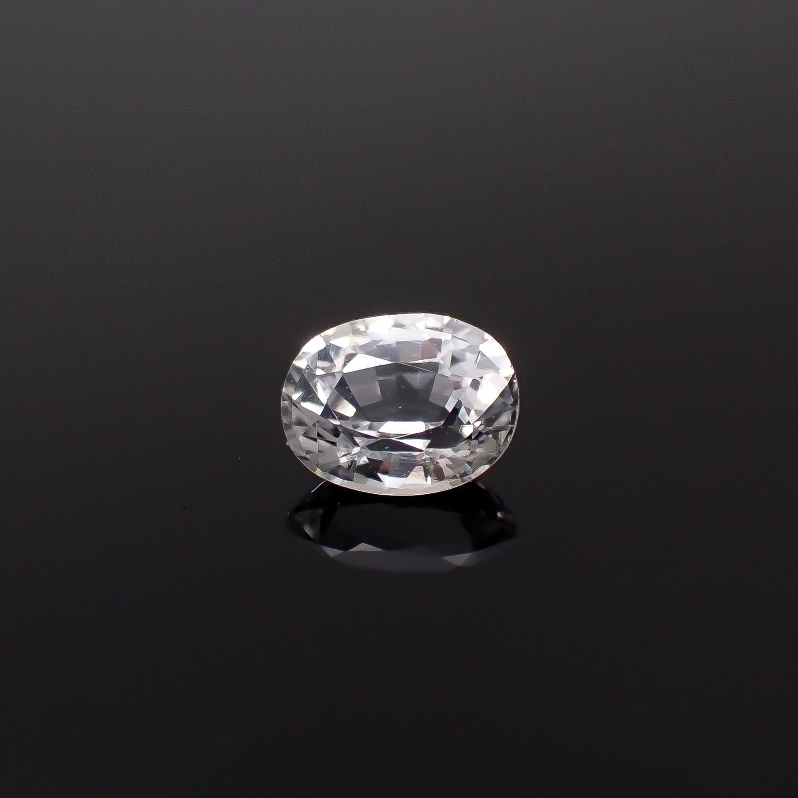 カラーレスサファイア スリランカ産 0.47ct[240527483]5.1x4.1mm前後