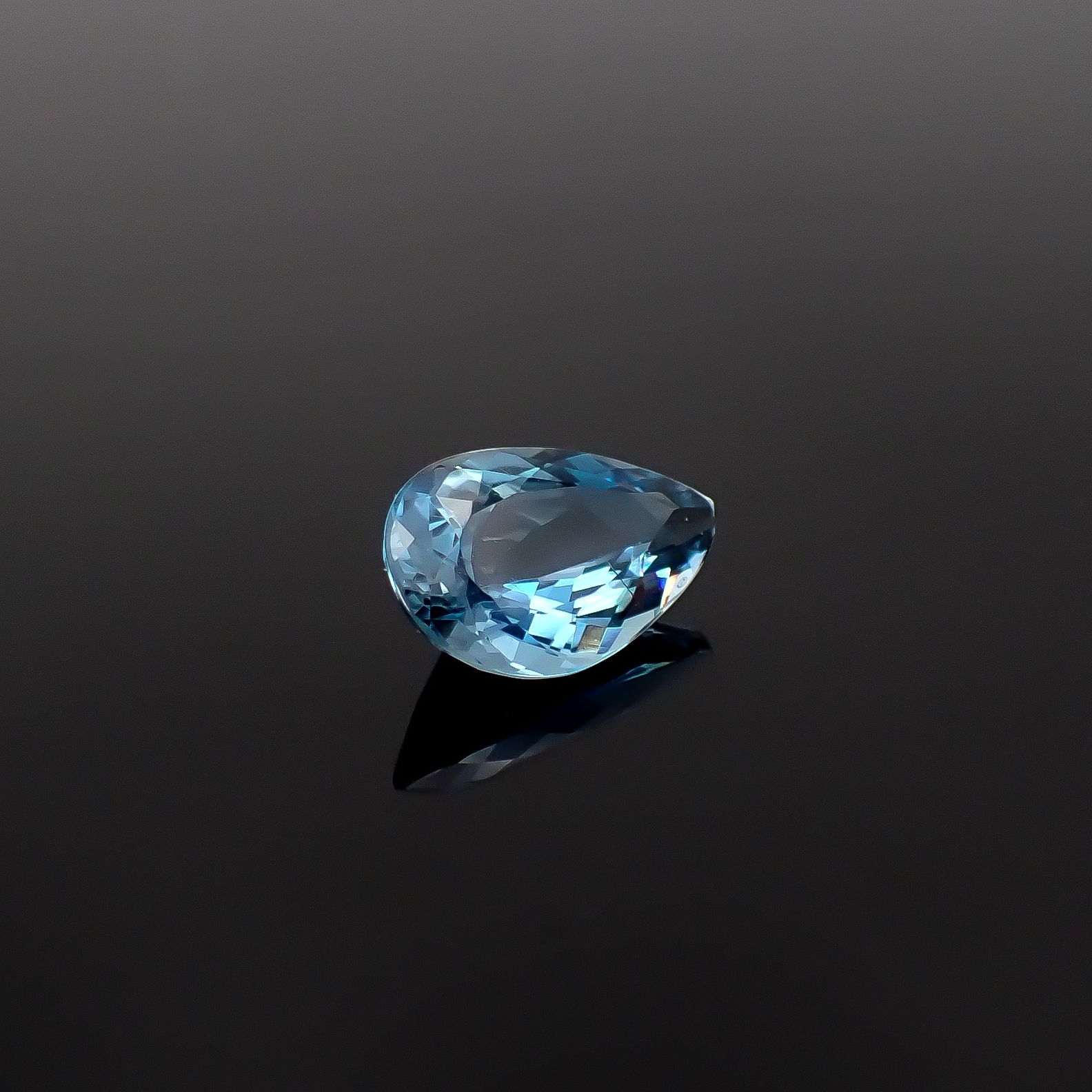 タトゥーアクアマリン ブラジル・ミナスジェライス州タトゥー鉱山産 1.90ct / 11.4x7.3mm前後 [260231778]